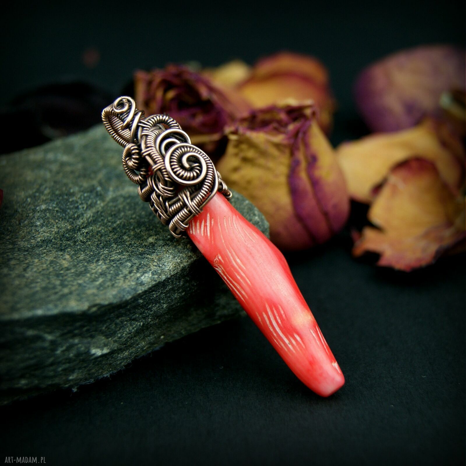 Wisiorek z koralem - handmade wire wrapping z miedzi