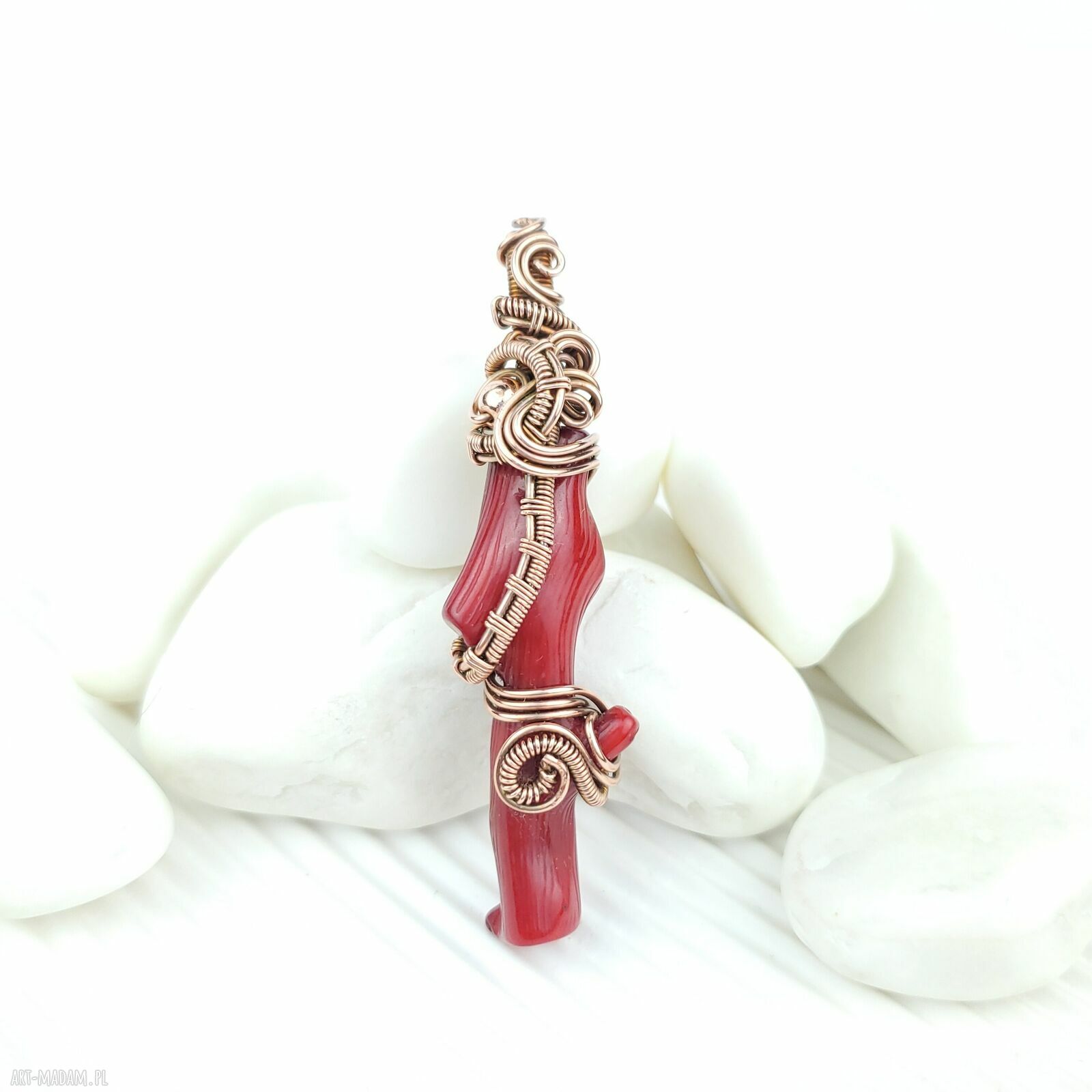 Wisiorek z koralem w miedzianej oprawie - ręczne wire wrapping