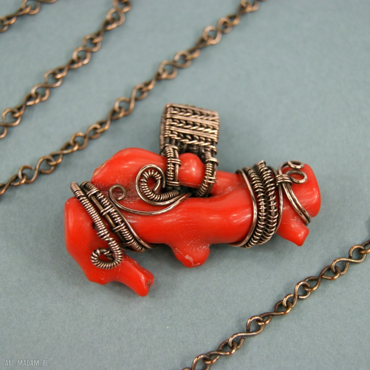 Wisiorek z koralem - wire wrapping z oksydowanej miedzi