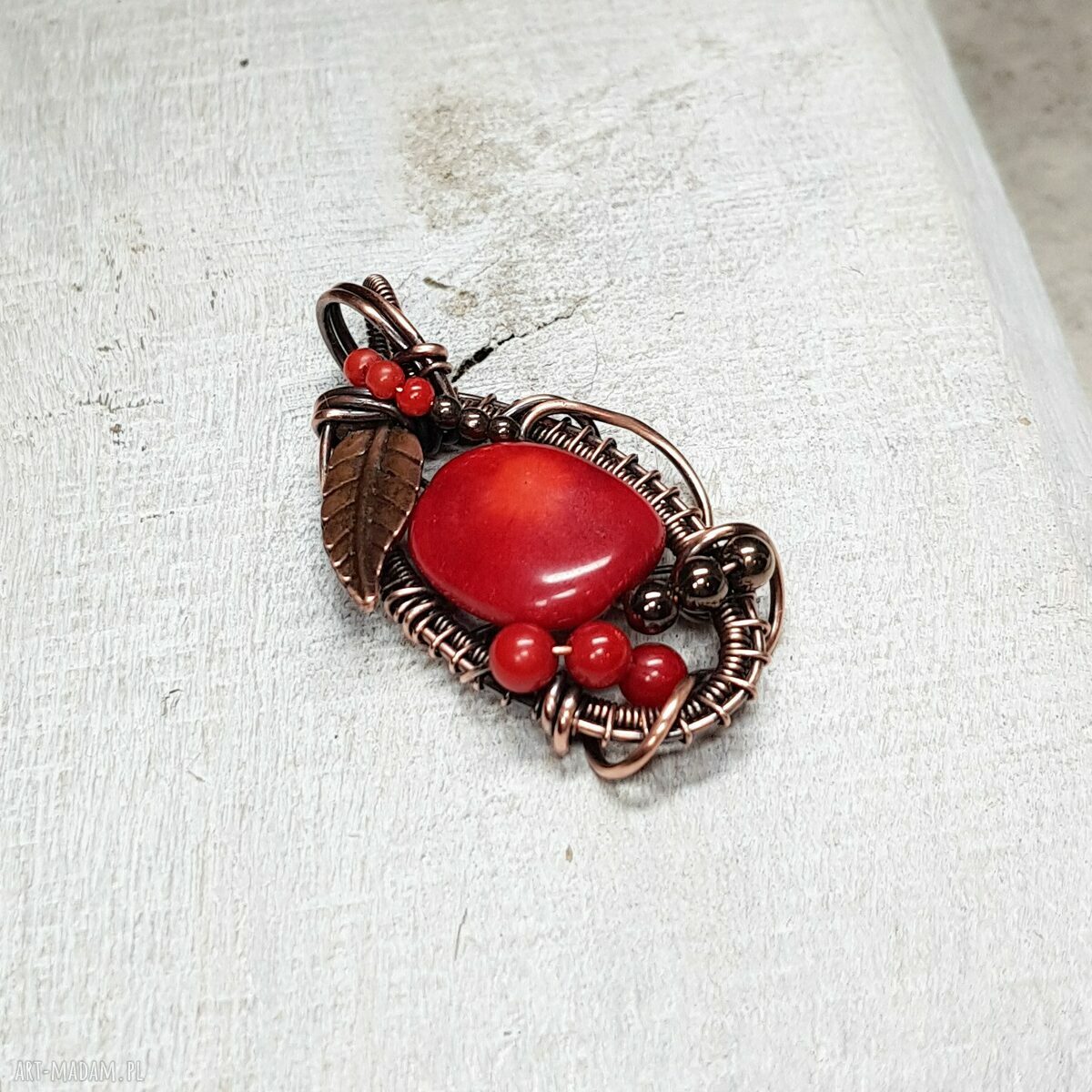 Czerwony wisiorek z naturalnym koralem - wire wrapping w miedzi (M282)