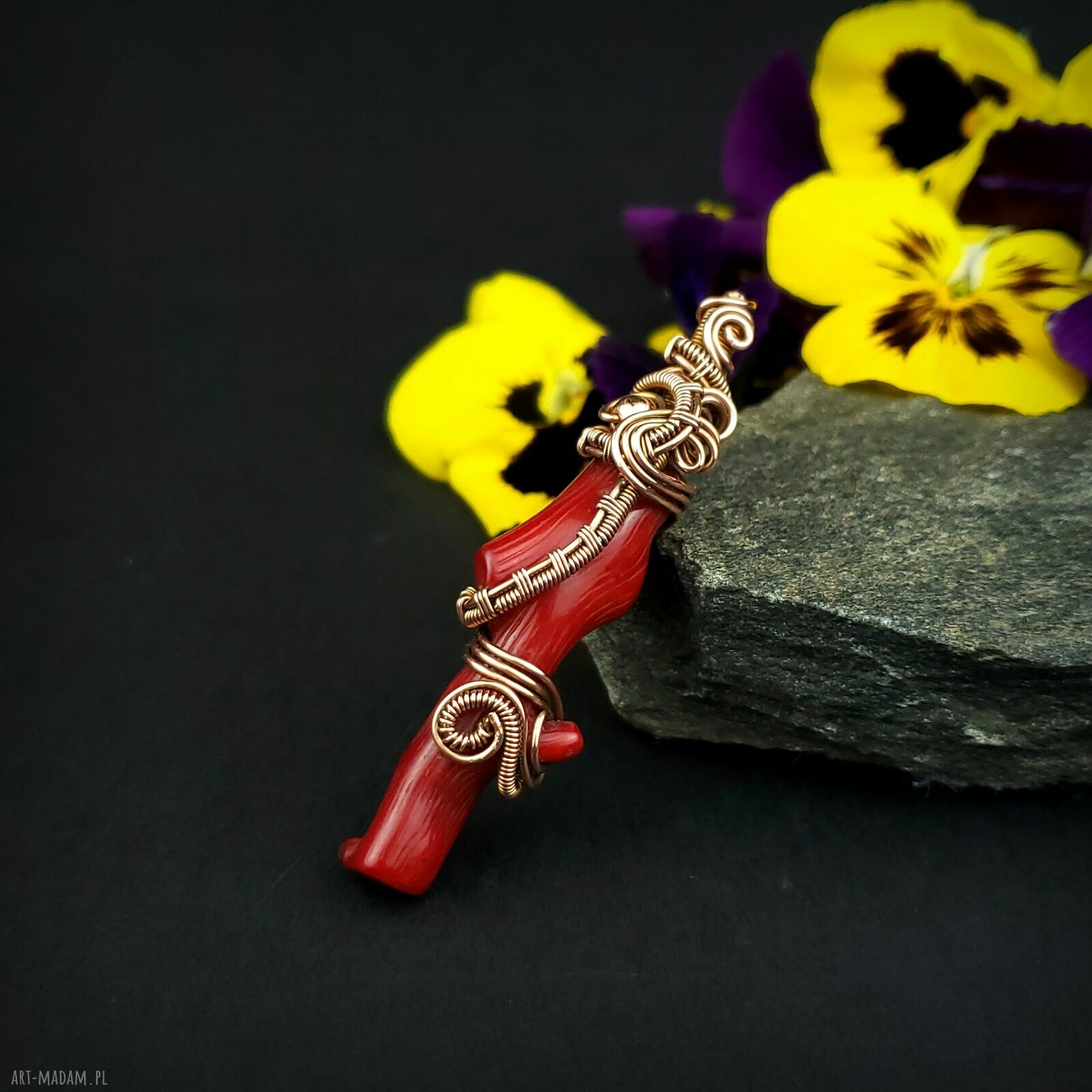 Wisiorek z koralem w miedzianej oprawie - ręczne wire wrapping