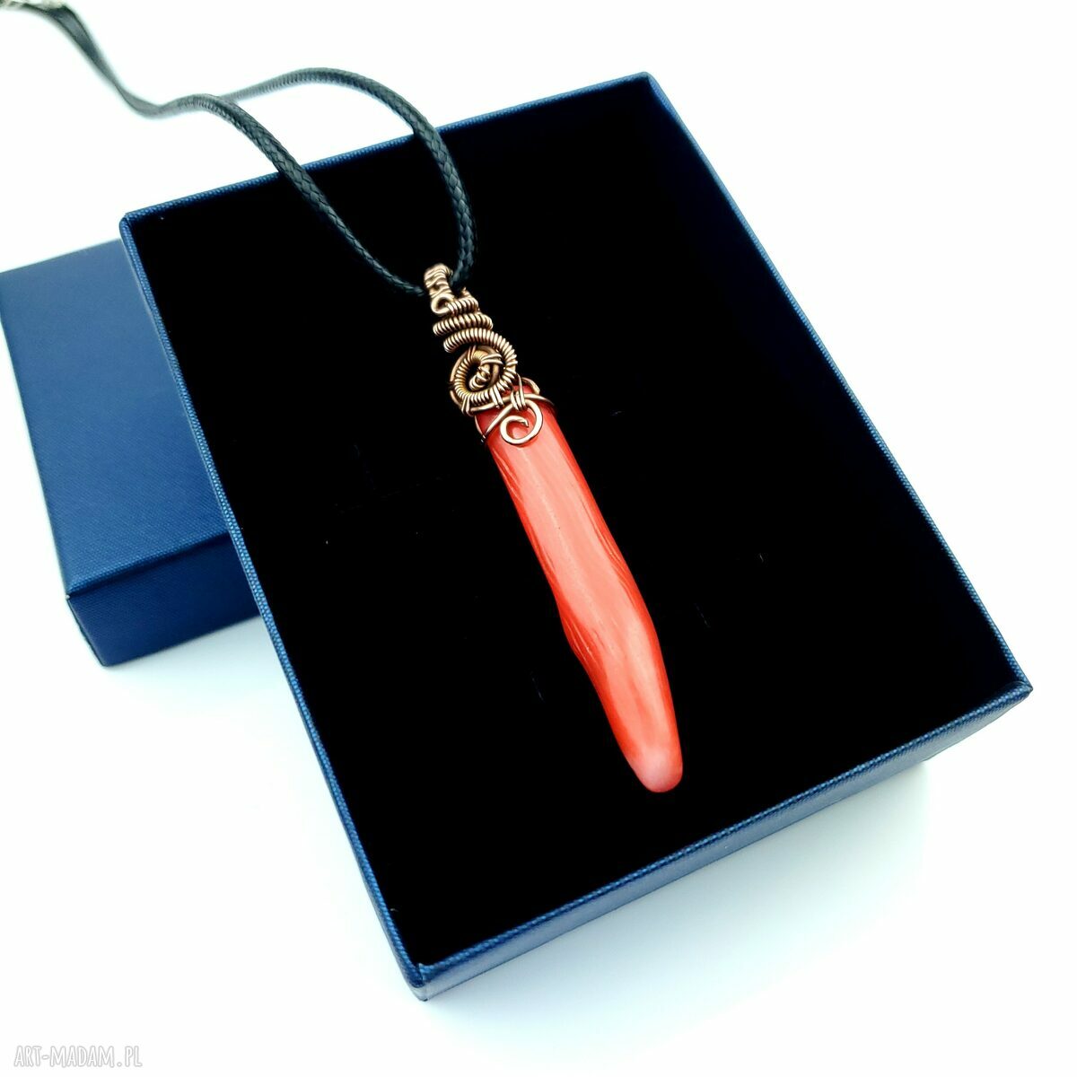 Wisiorek z koralem - ręcznie robiony wire wrapping z miedzi (Blue Pearl Art)