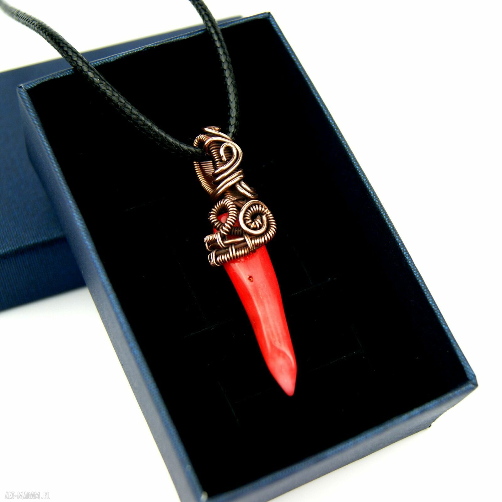 Wisiorek z koralem - ręcznie pleciony wire wrapping z miedzi