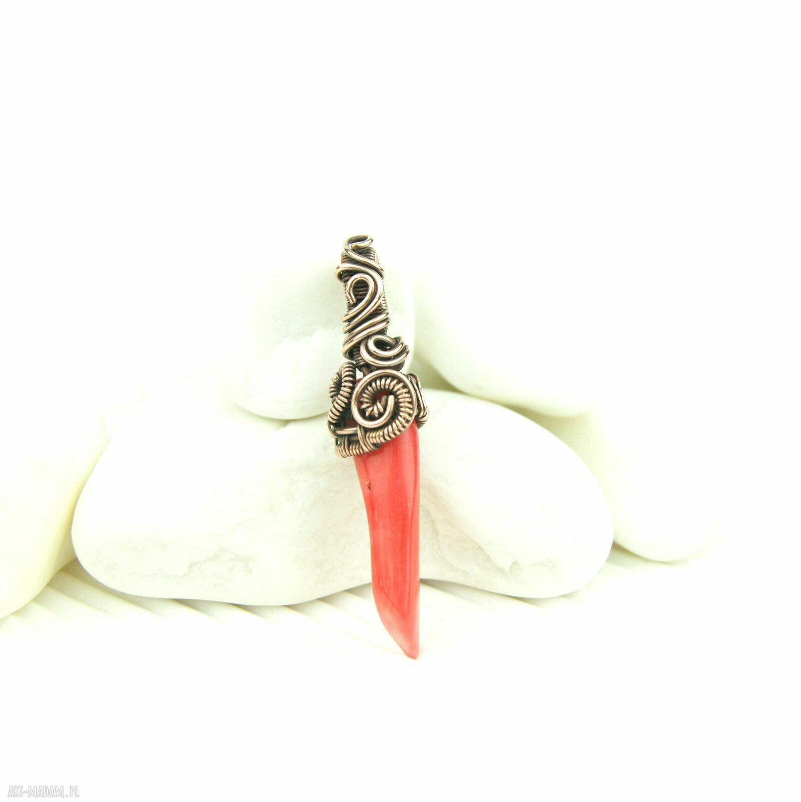 Wisiorek z koralem - ręcznie pleciony wire wrapping z miedzi