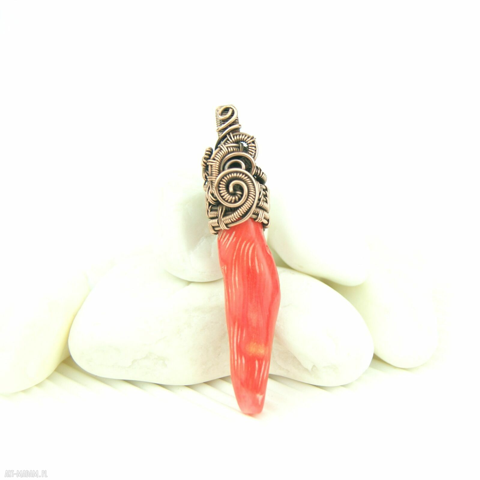 Wisiorek z koralem - handmade wire wrapping z miedzi