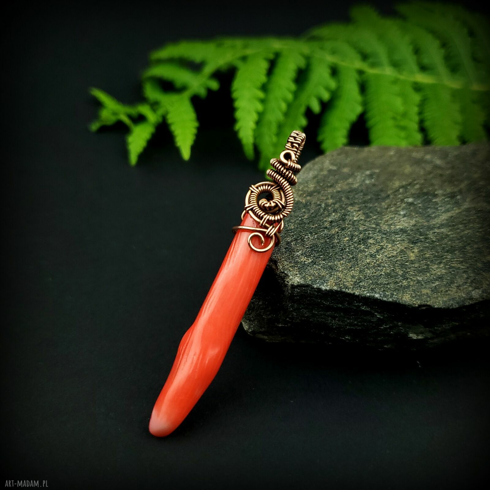 Wisiorek z koralem - ręcznie robiony wire wrapping z miedzi Blue Pearl Art