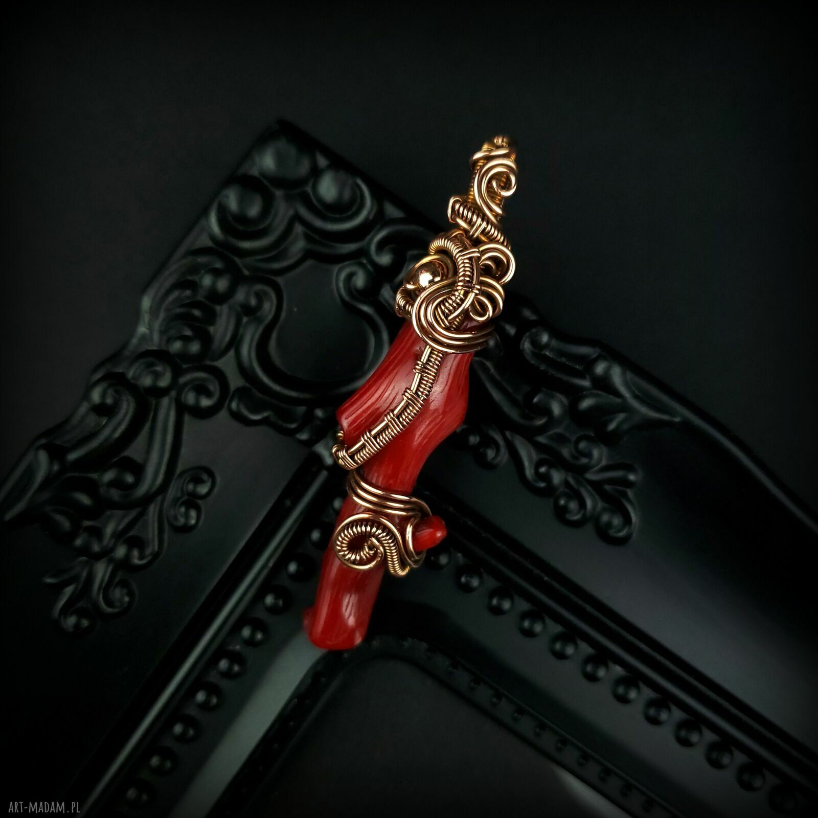 Wisiorek z koralem w miedzianej oprawie - ręczne wire wrapping