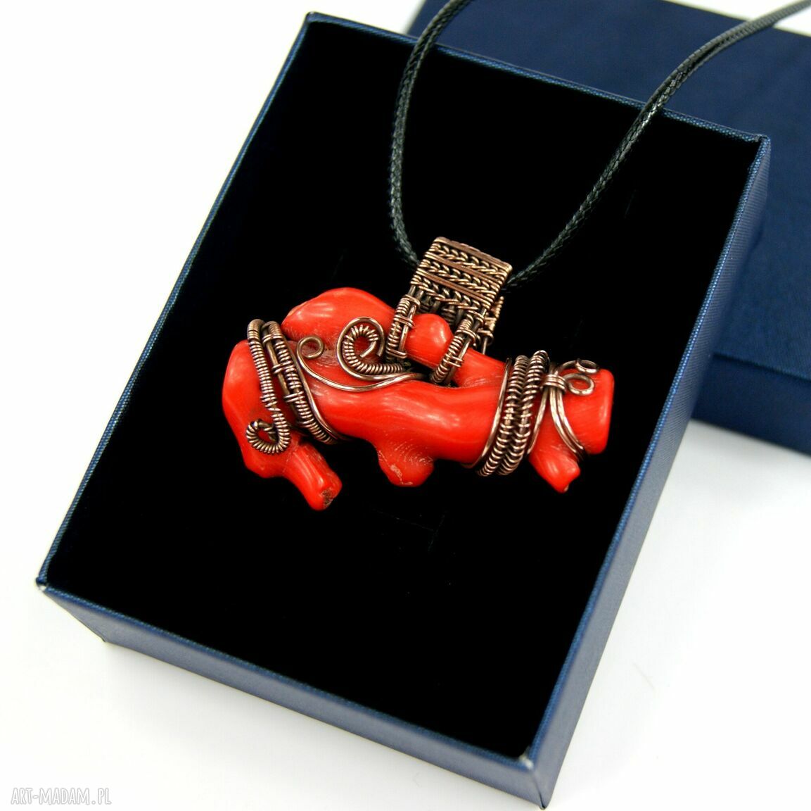 Wisiorek z koralem - wire wrapping z oksydowanej miedzi