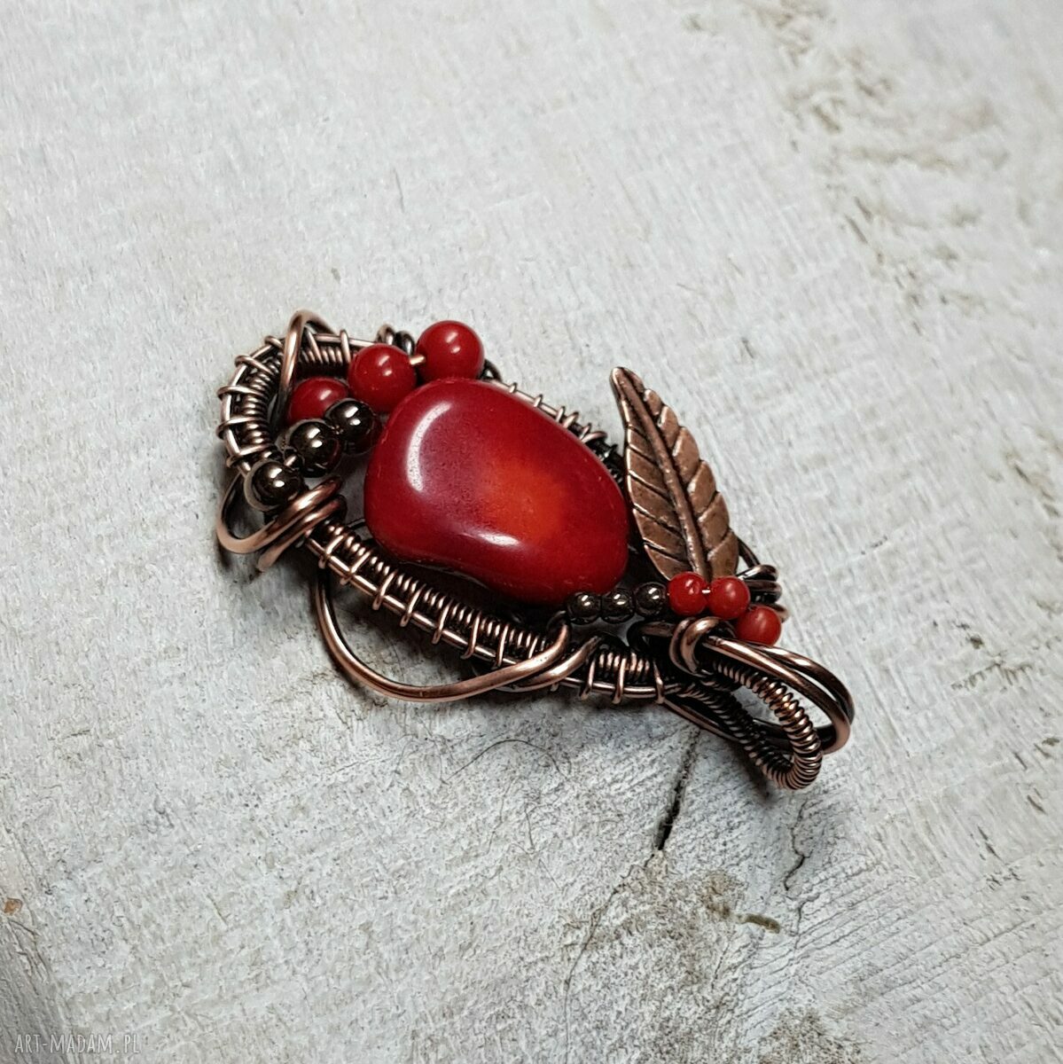 Czerwony wisiorek z naturalnym koralem - wire wrapping w miedzi (M282)