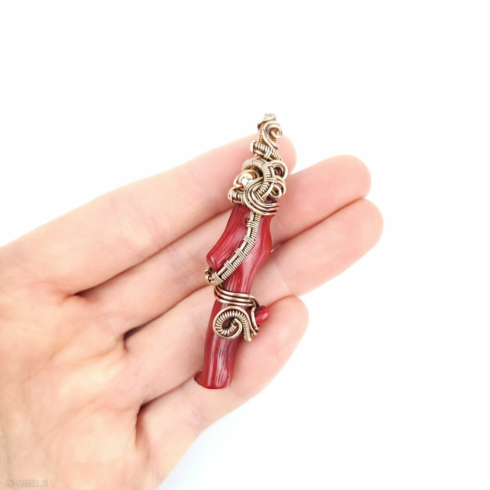 Wisiorek z koralem w miedzianej oprawie - ręczne wire wrapping