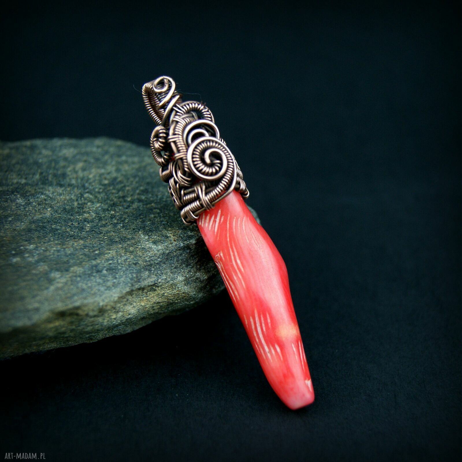 Wisiorek z koralem - handmade wire wrapping z miedzi