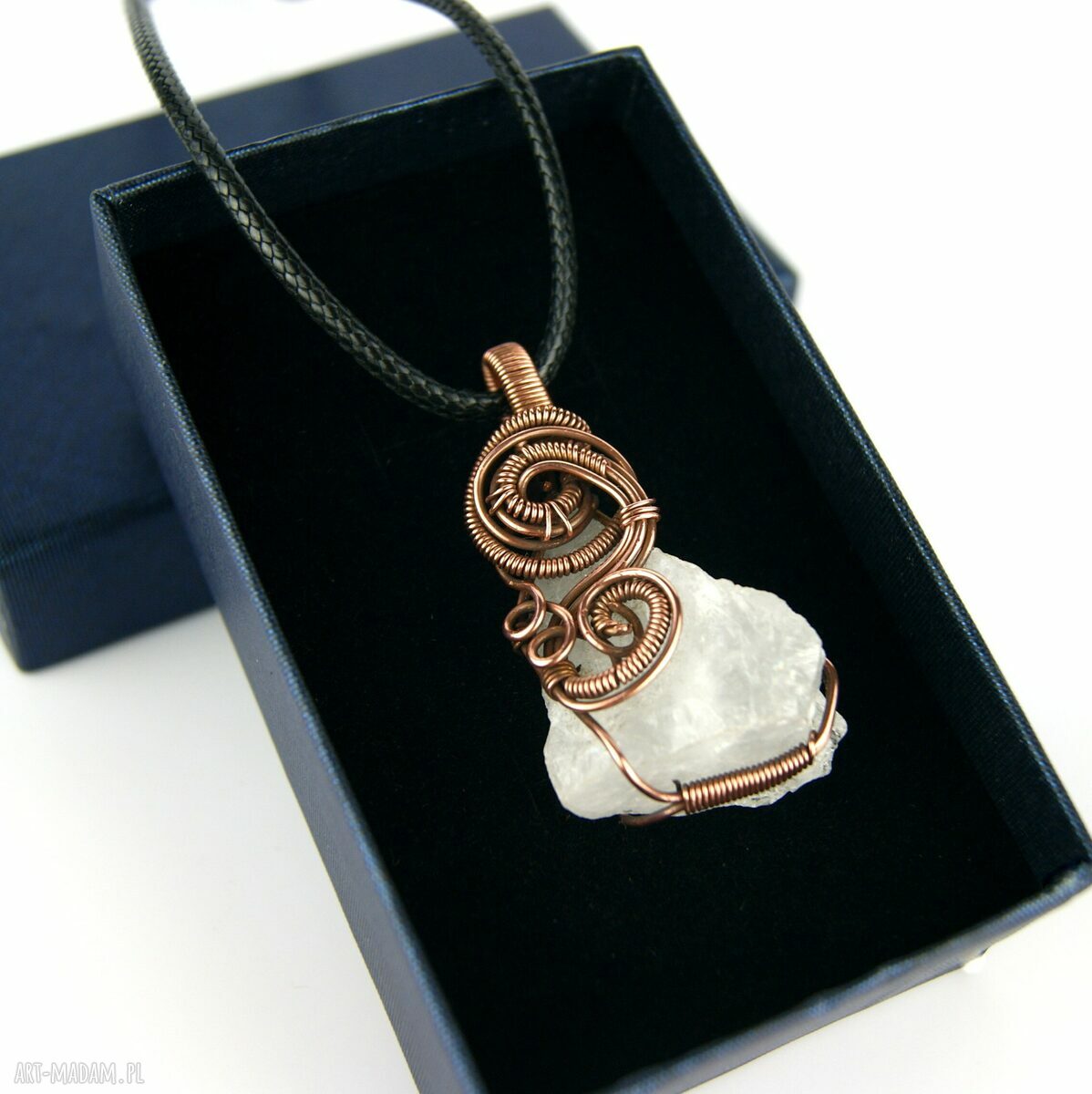 Wisiorek z kryształem górskim w miedzianej oprawie - wire wrapping
