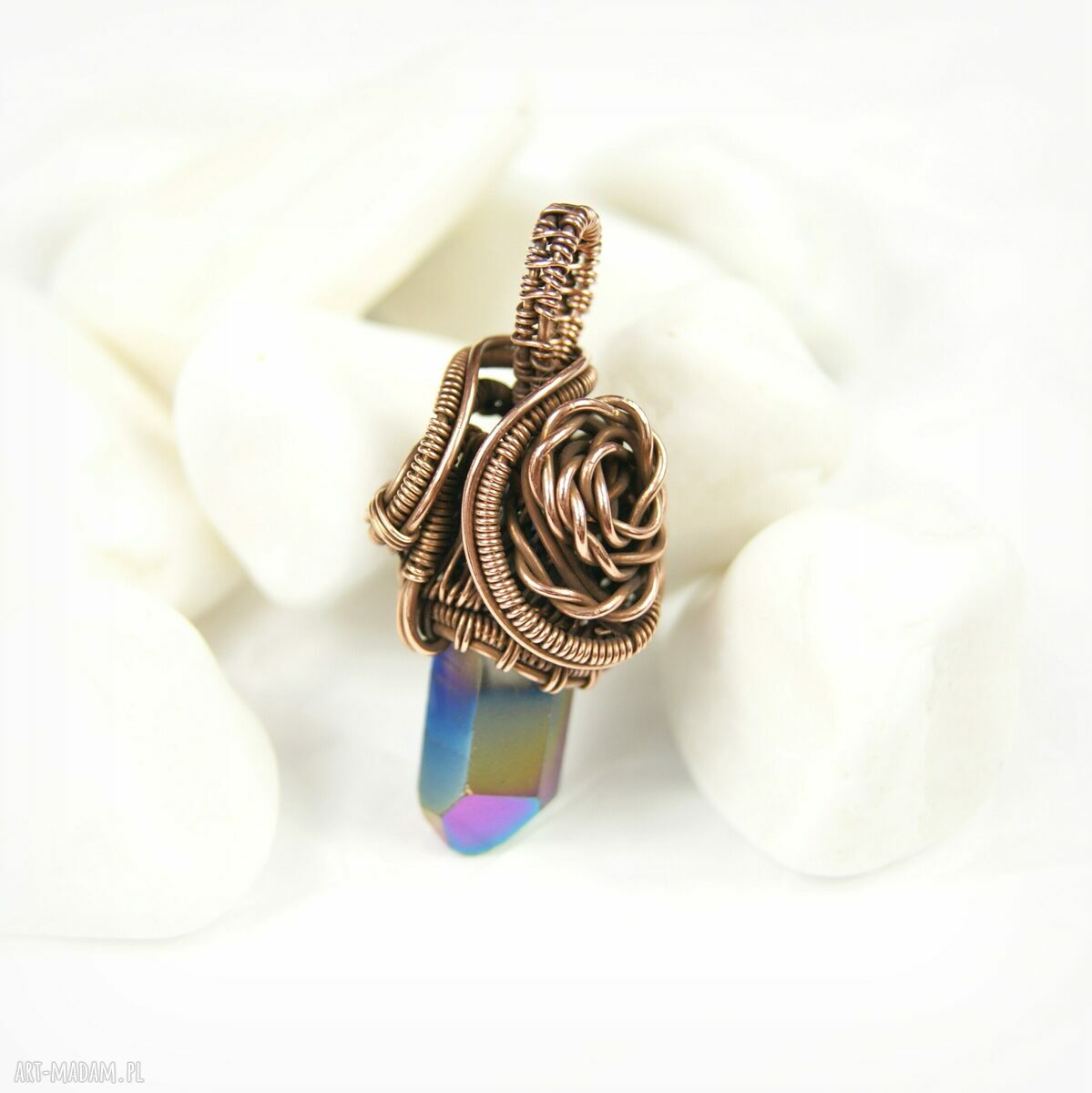 Wisiorek z kwarcem tytanowym - miedziana oprawa wire wrapping na rzemyku