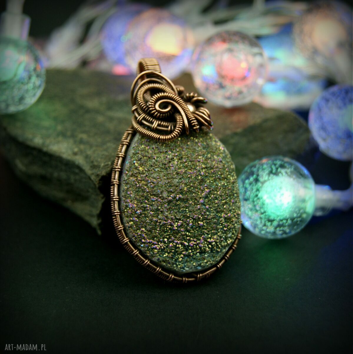 Wisiorek z kwarcem tytanowym - miedziany wire wrapping z hematytami