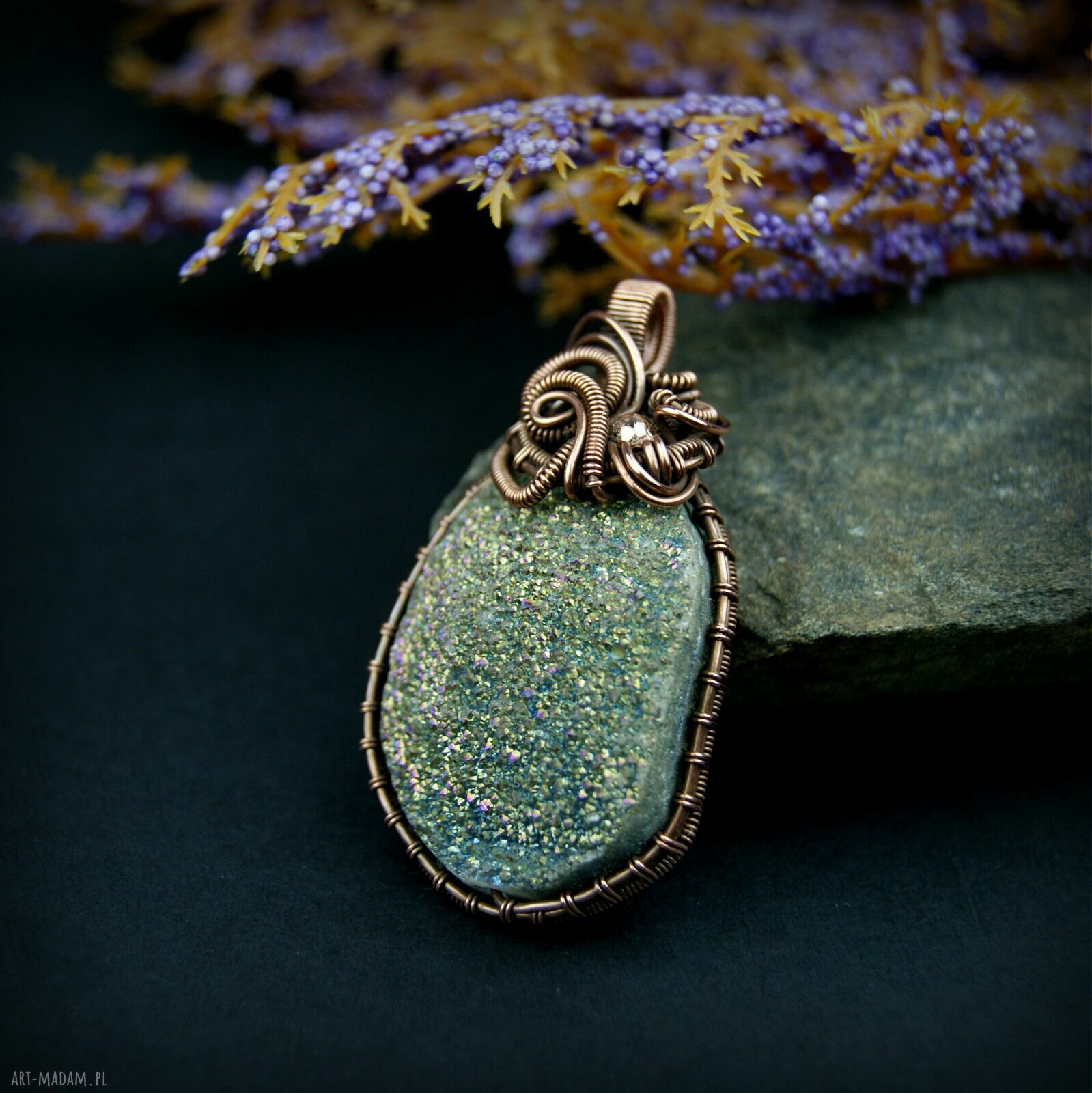 Wisiorek z kwarcem tytanowym - miedziany wire wrapping z hematytami
