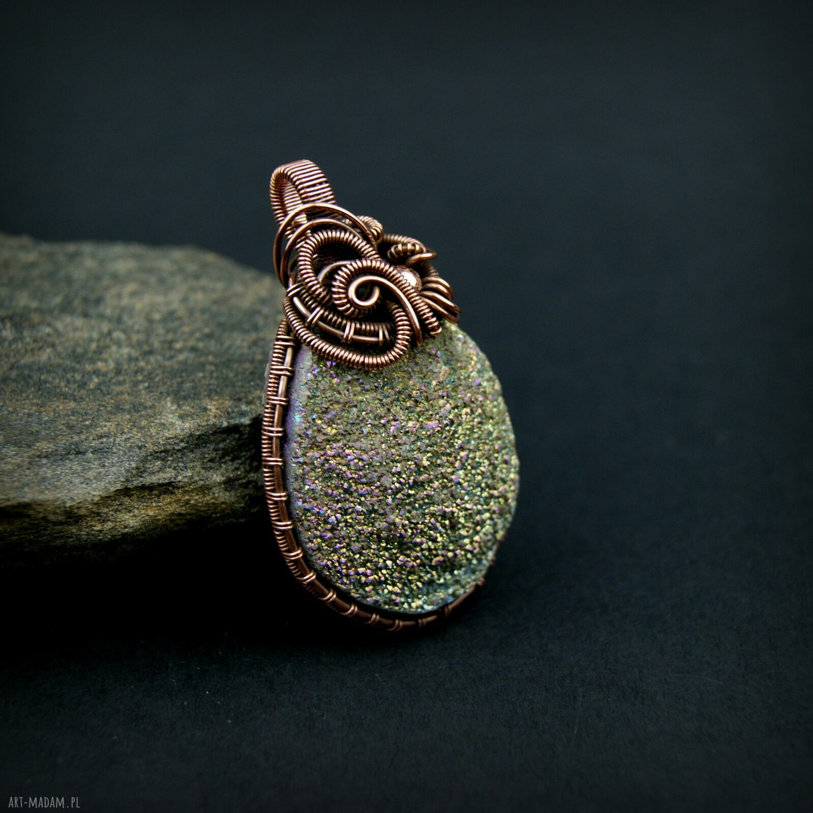 Wisiorek z kwarcem tytanowym - miedziany wire wrapping z hematytami