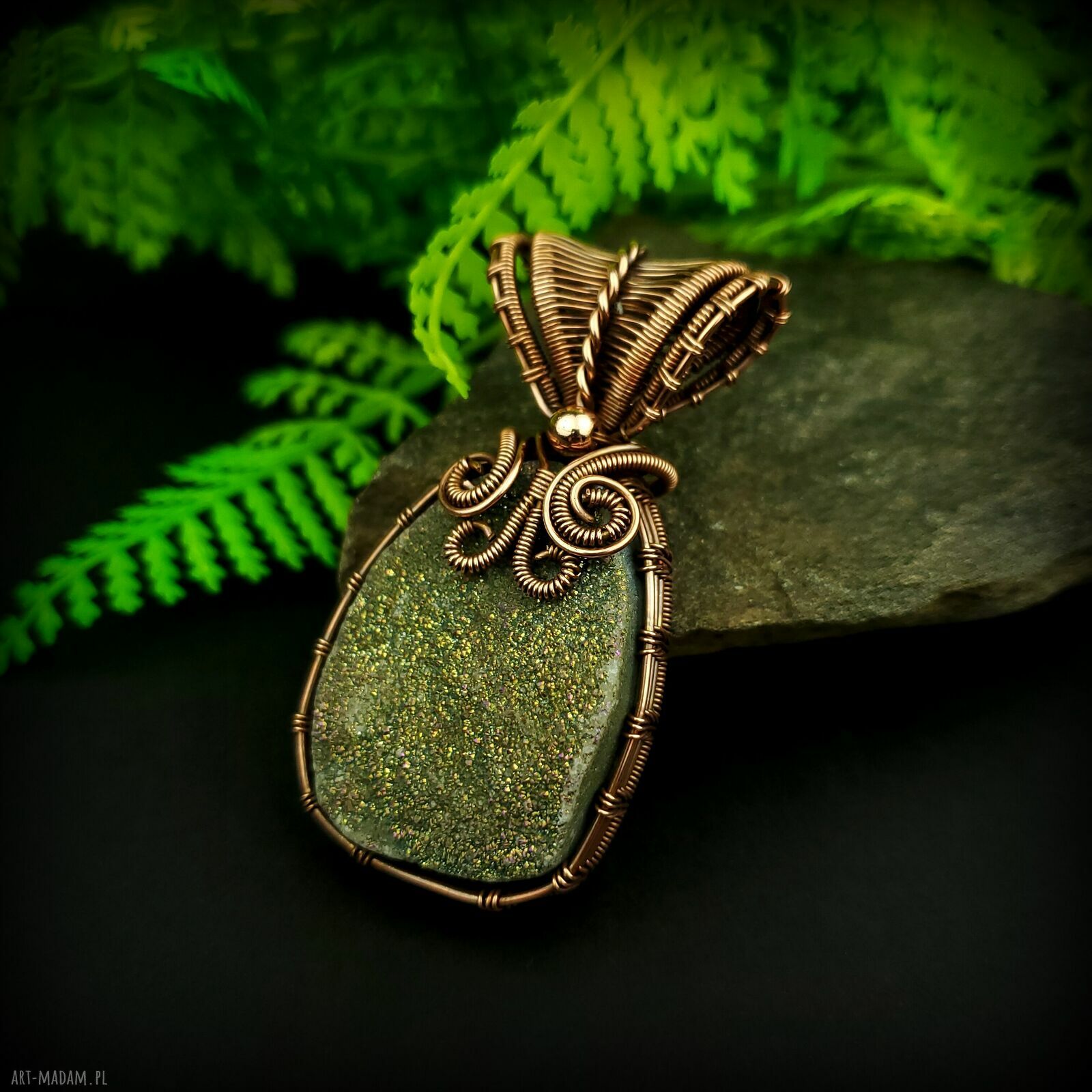 Wisiorek z kwarcem tytanowym - wire wrapping z miedzi i hematytem