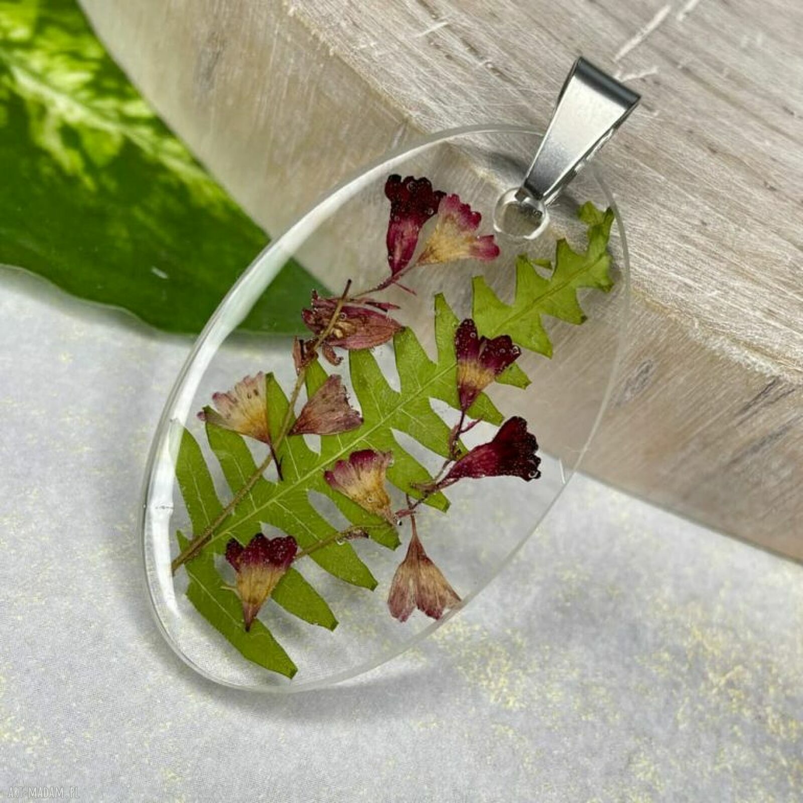Wisiorek z żurawką w żywicy - naturalne kwiaty na lato
