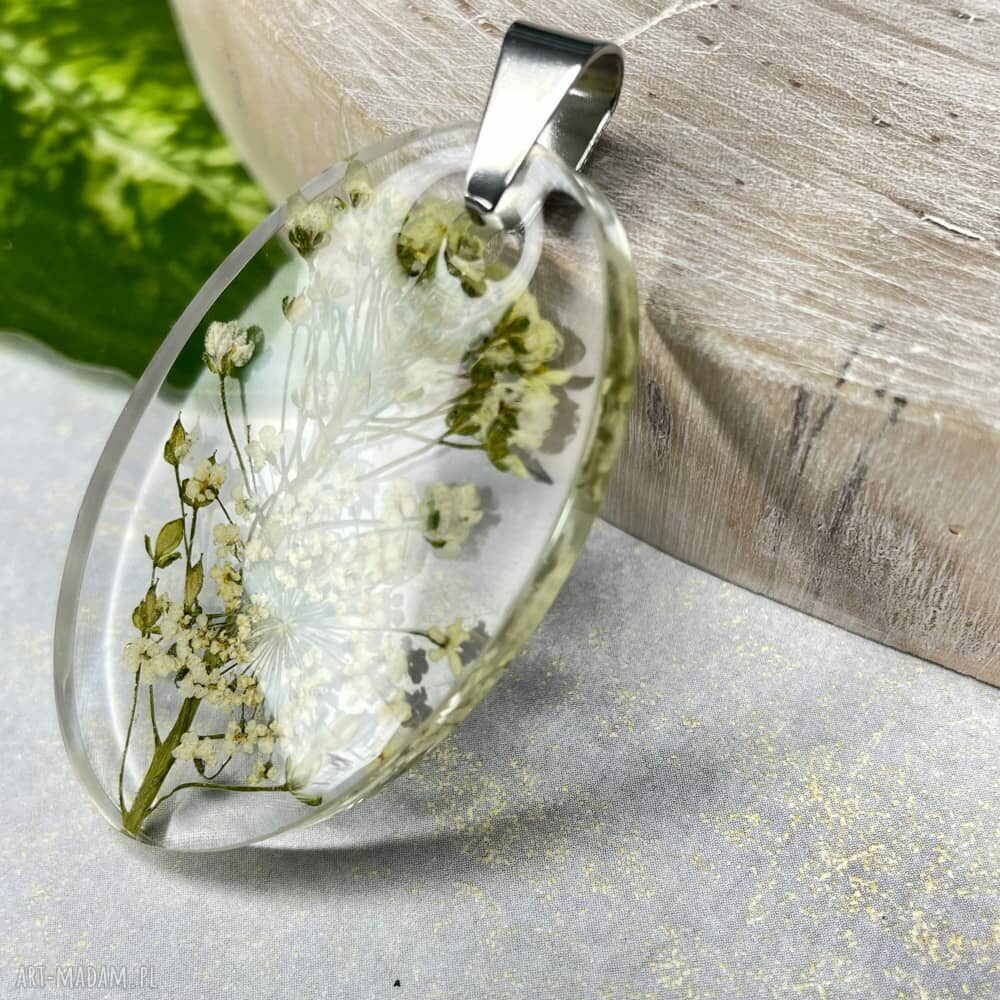 Wisiorek z kwiatami smagliczki z1834 - ręcznie robiony herbarium jewelry