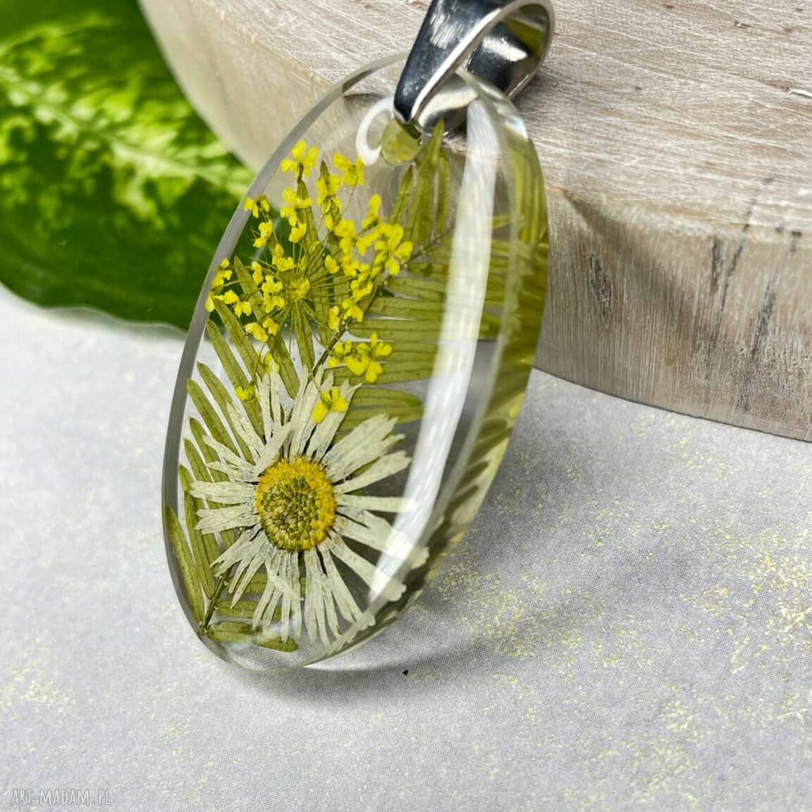 Botaniczny wisiorek ze stokrotką polną w liściach z żywicy i stali chirurgicznej