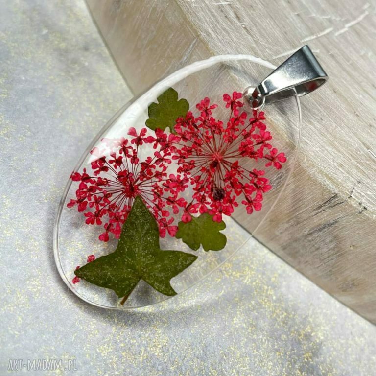 Wisiorek z kwiatową eksplozją barw z żywicy - Herbarium Jewelry