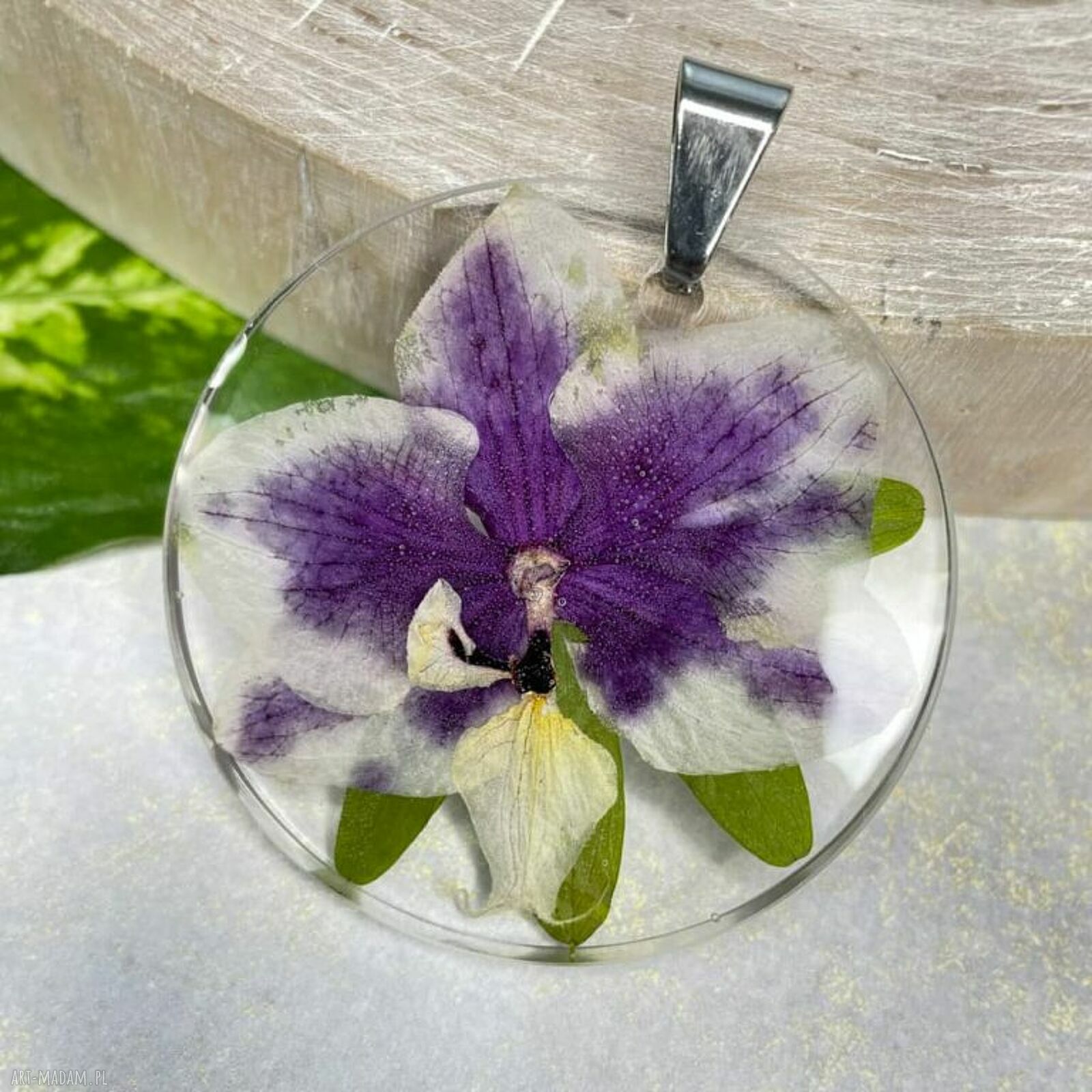 Wisiorek z kwitnącą orchideą w żywicy - fioletowy botaniczny wisior
