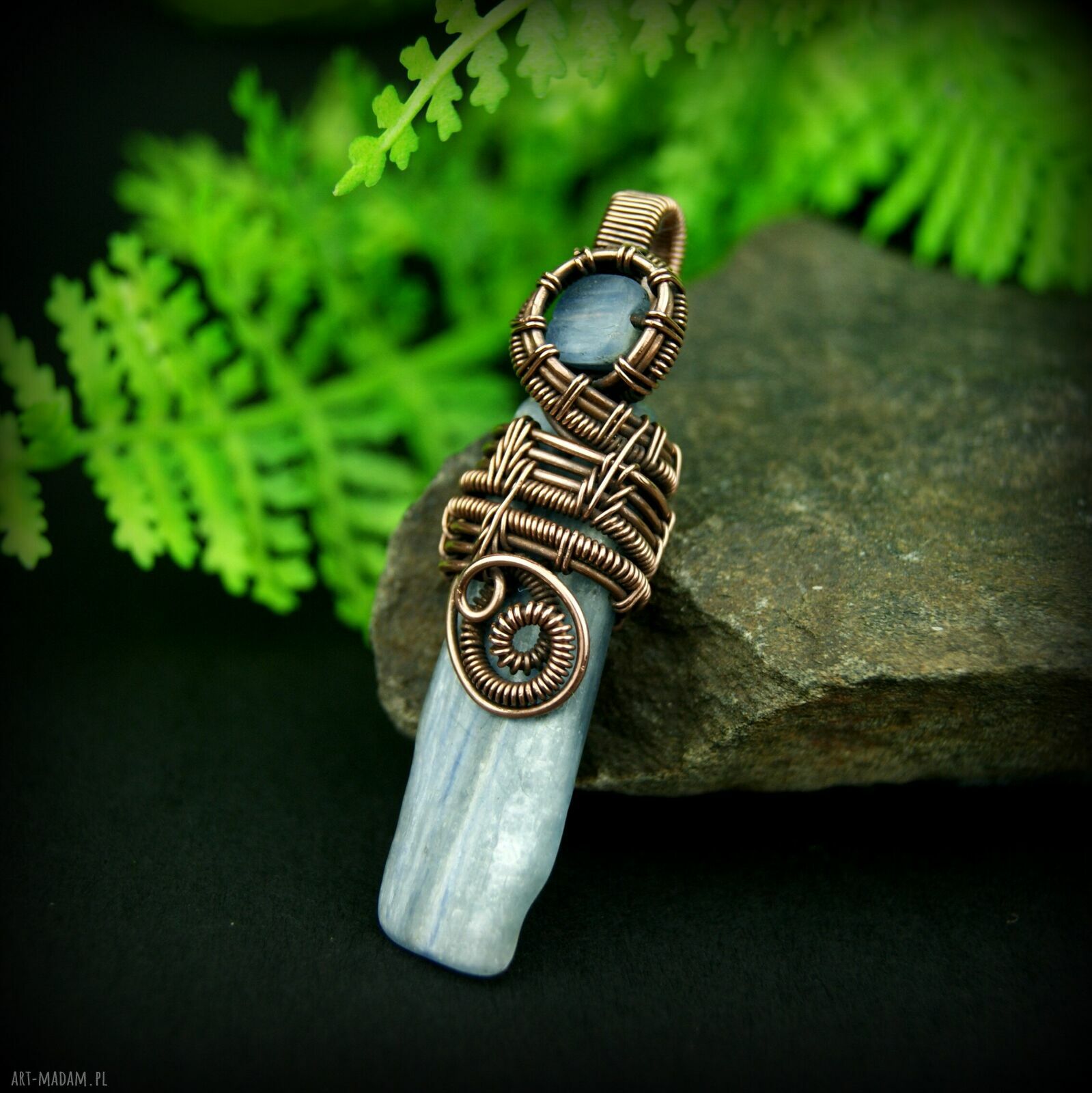 Wisiorek z kyanitem - handmade w miedzianej oprawie
