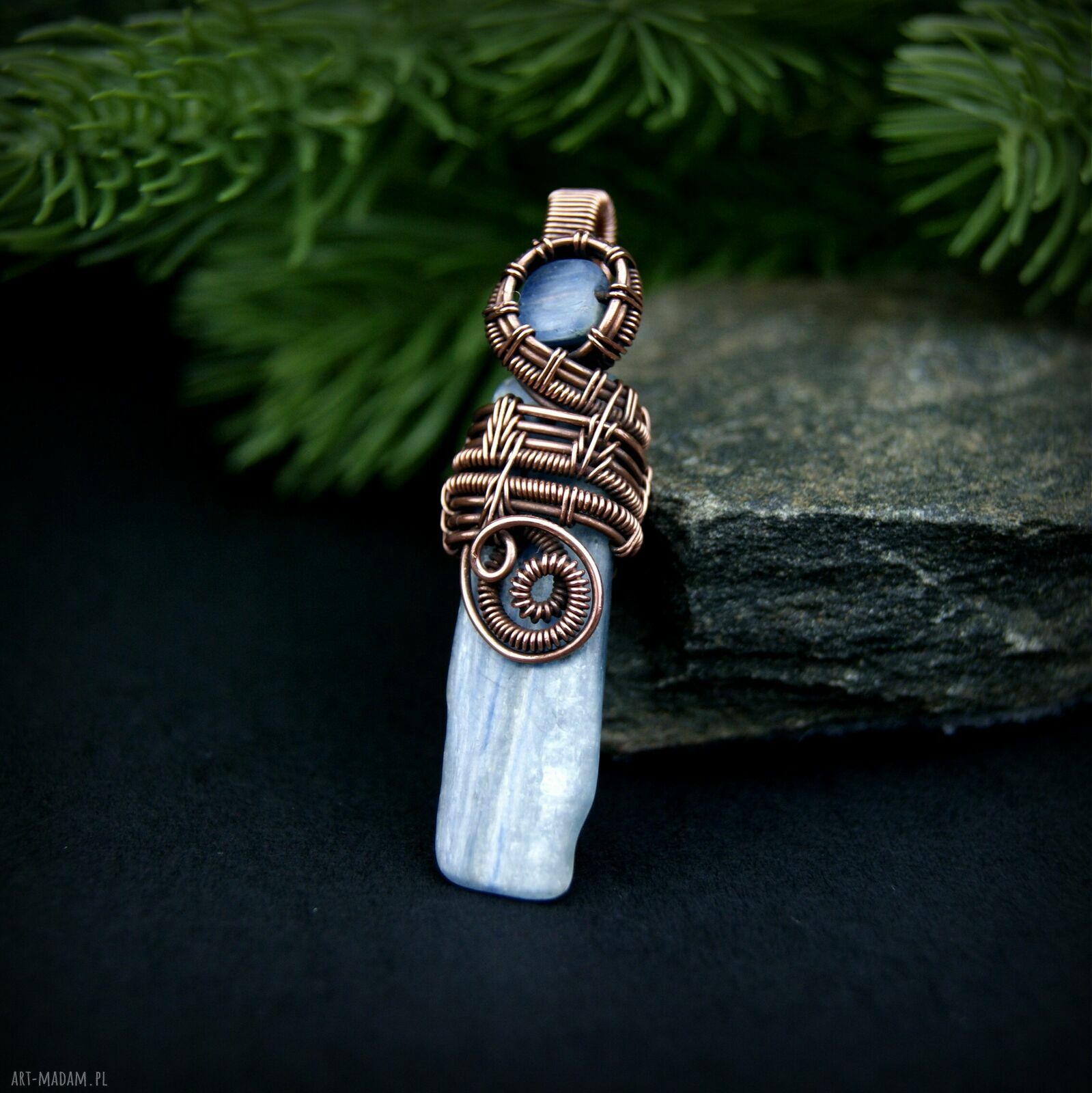 Wisiorek z kyanitem - handmade w miedzianej oprawie