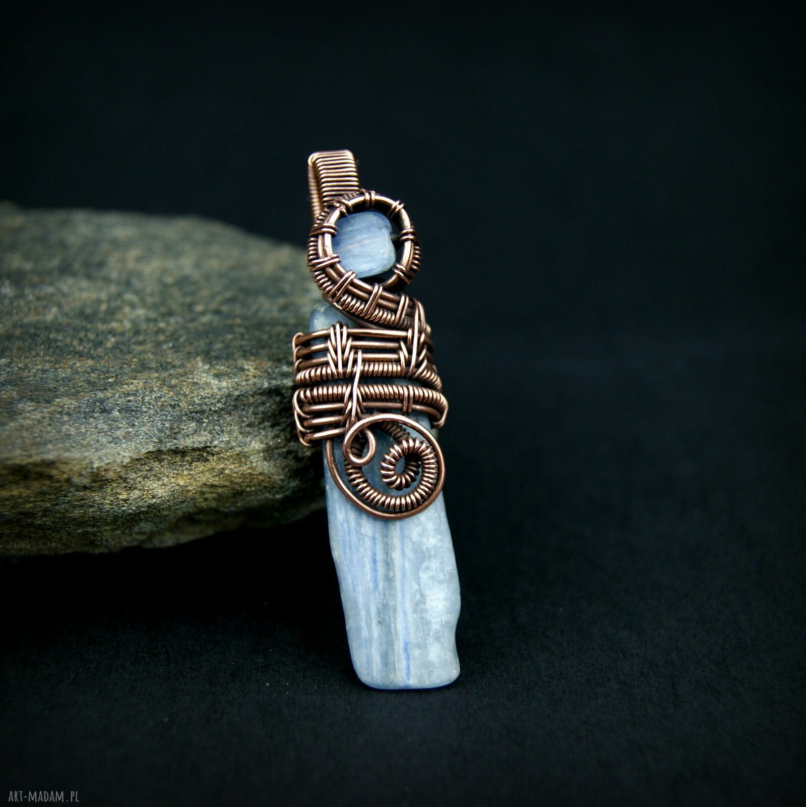 Wisiorek z kyanitem - handmade w miedzianej oprawie