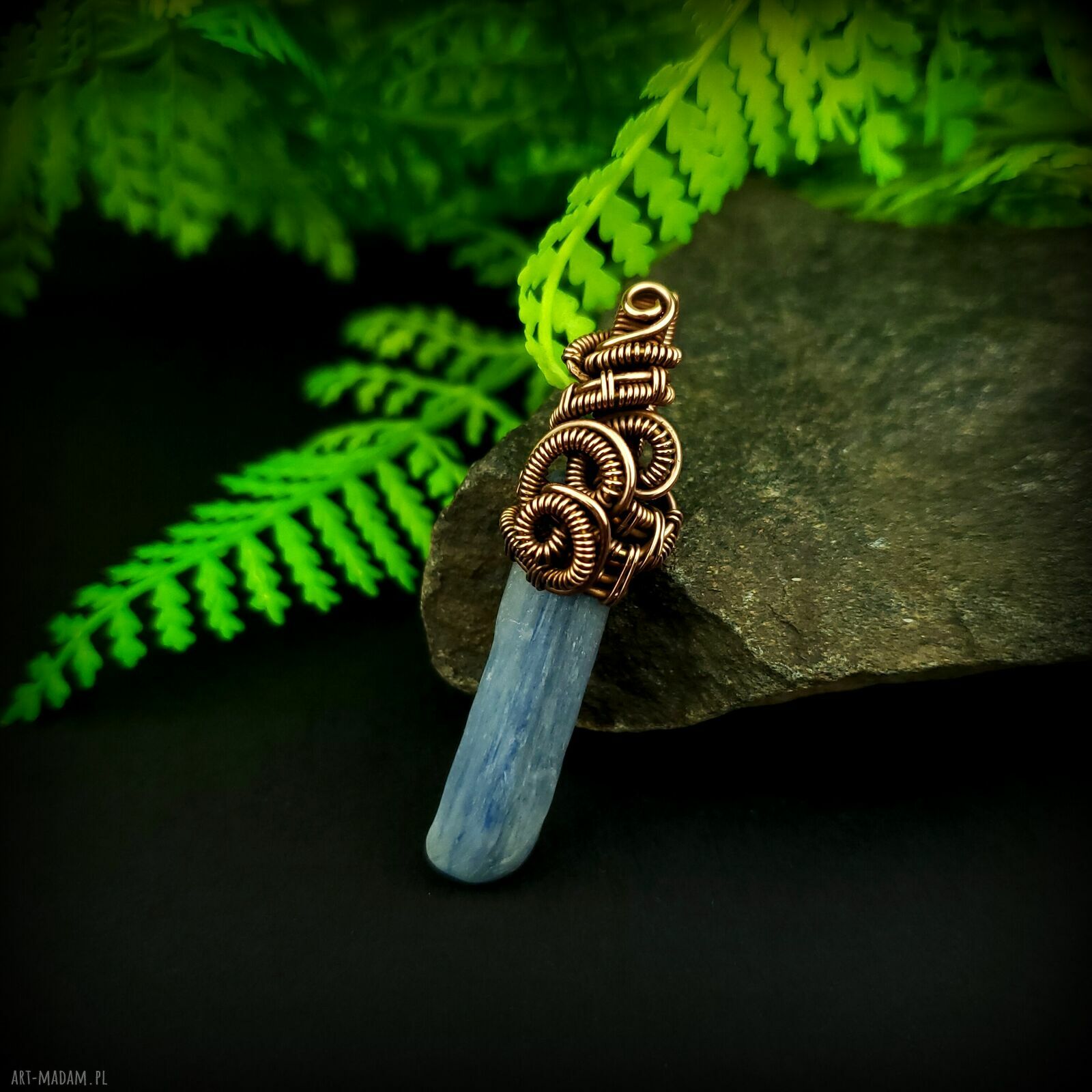 Wisiorek z kyanitem - wire wrapping z miedzi