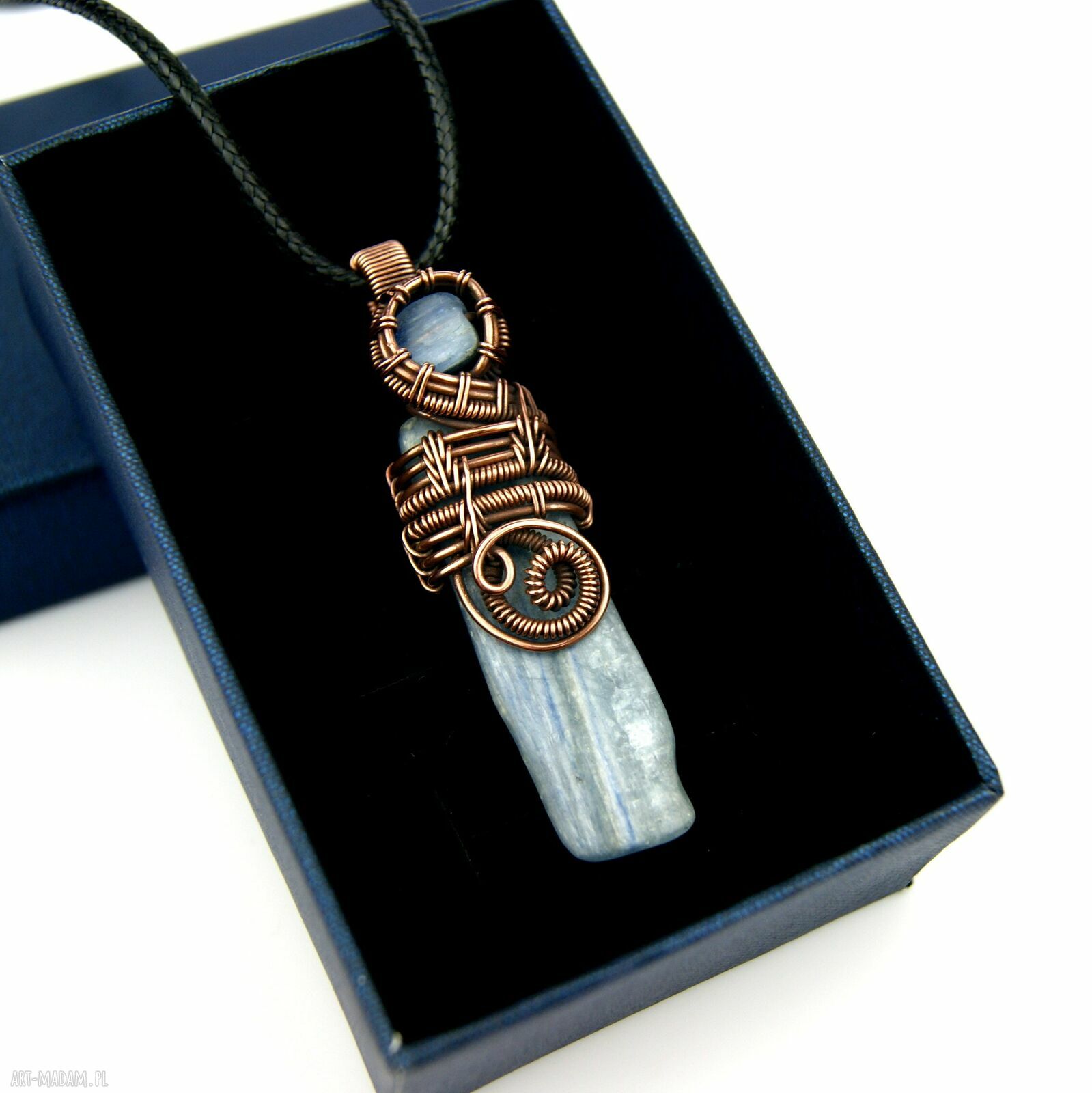 Wisiorek z kyanitem - handmade w miedzianej oprawie