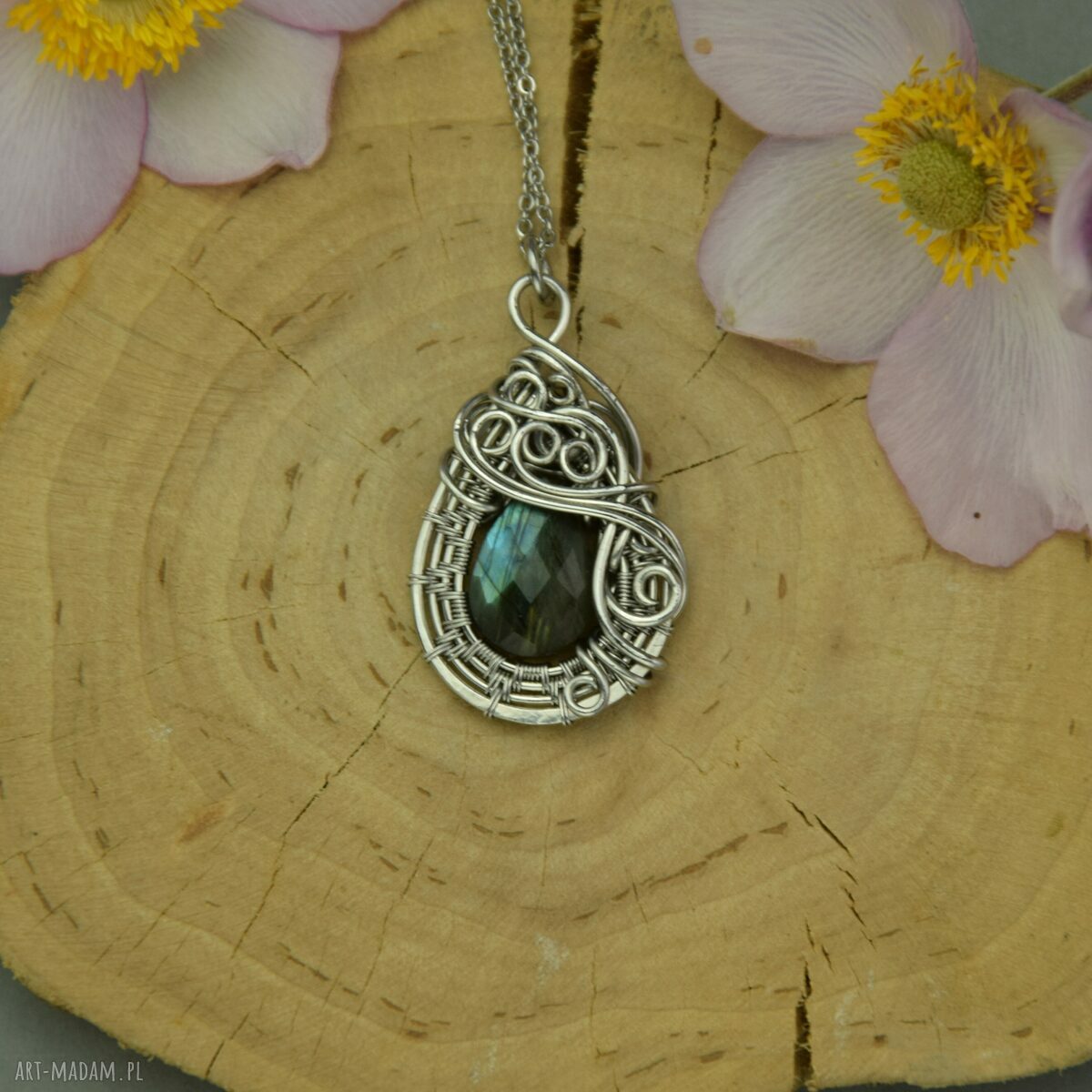 Ręcznie robiony wisiorek z labradorytem w technice wire wrapping