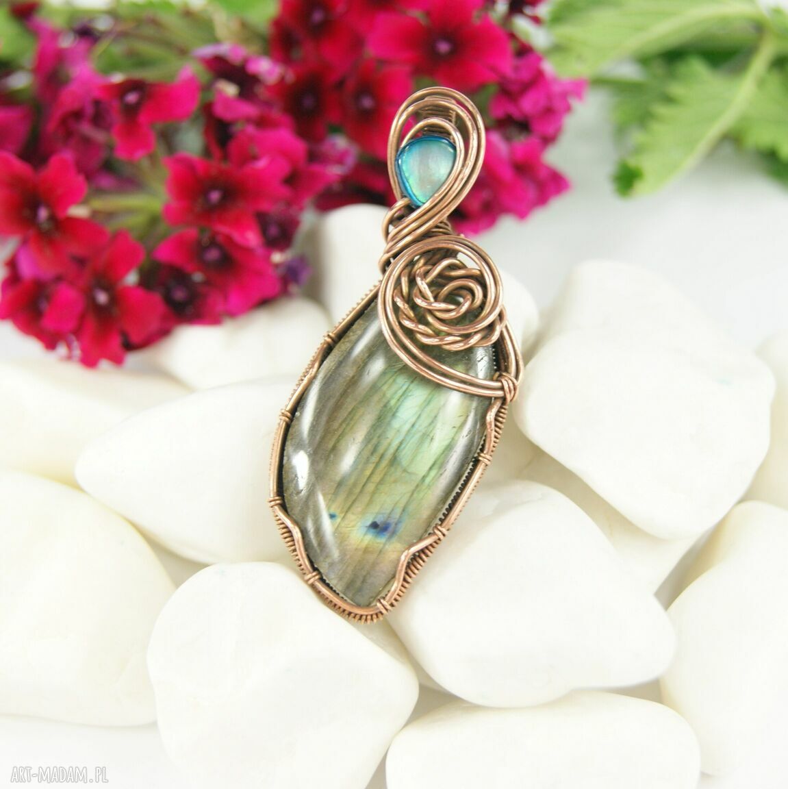 Wisiorek z labradorytem - wire wrapping z miedzi oksydowanej