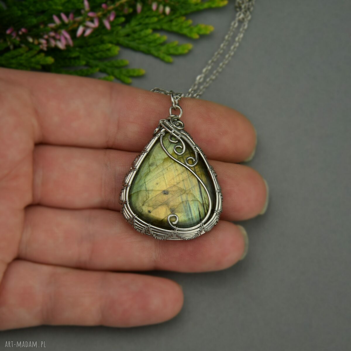 Wisiorek z labradorytem wire wrapping ze stali chirurgicznej