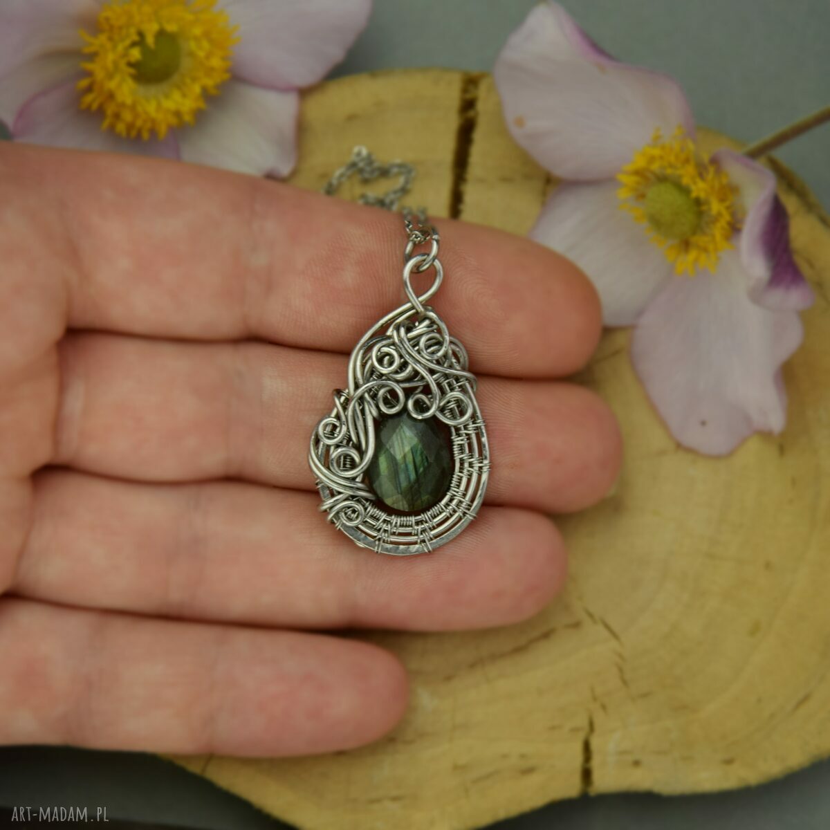 Ręcznie robiony wisiorek z labradorytem w technice wire wrapping