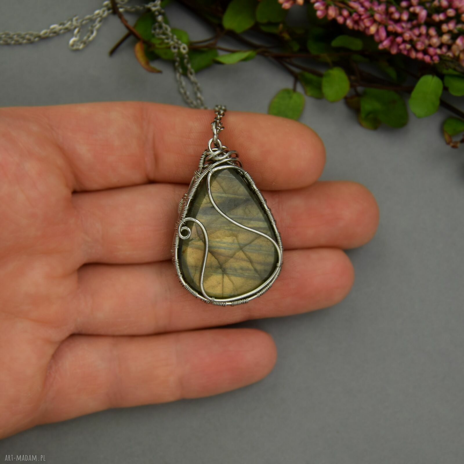 Wisiorek z labradorytem - wire wrap romantyczny prezent dla niej