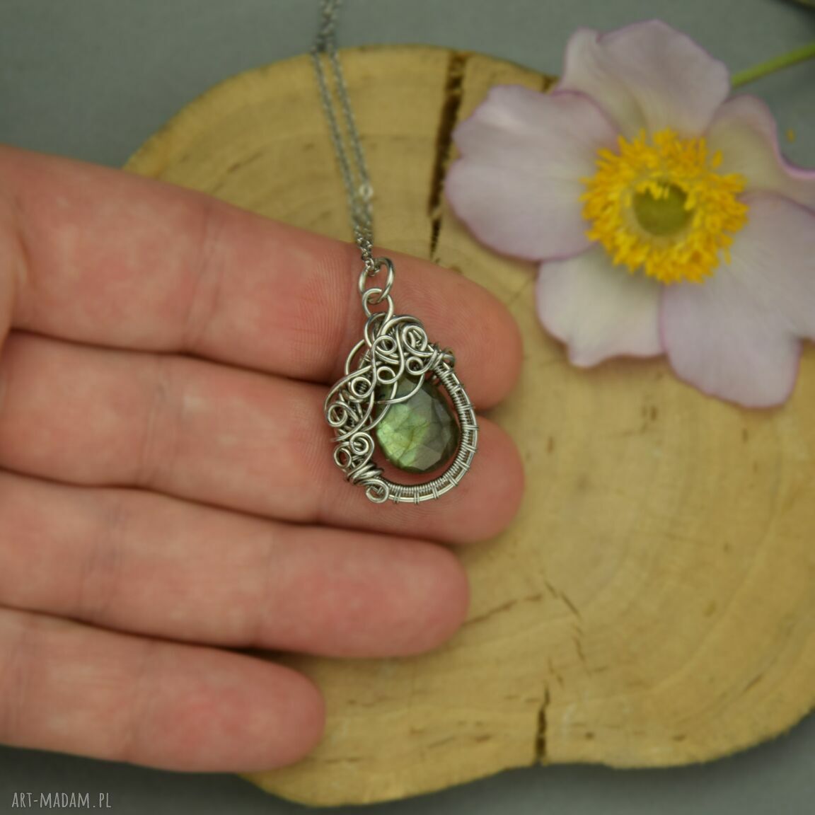 Wisiorek z labradorytem w technice wire wrapping - stal chirurgiczna