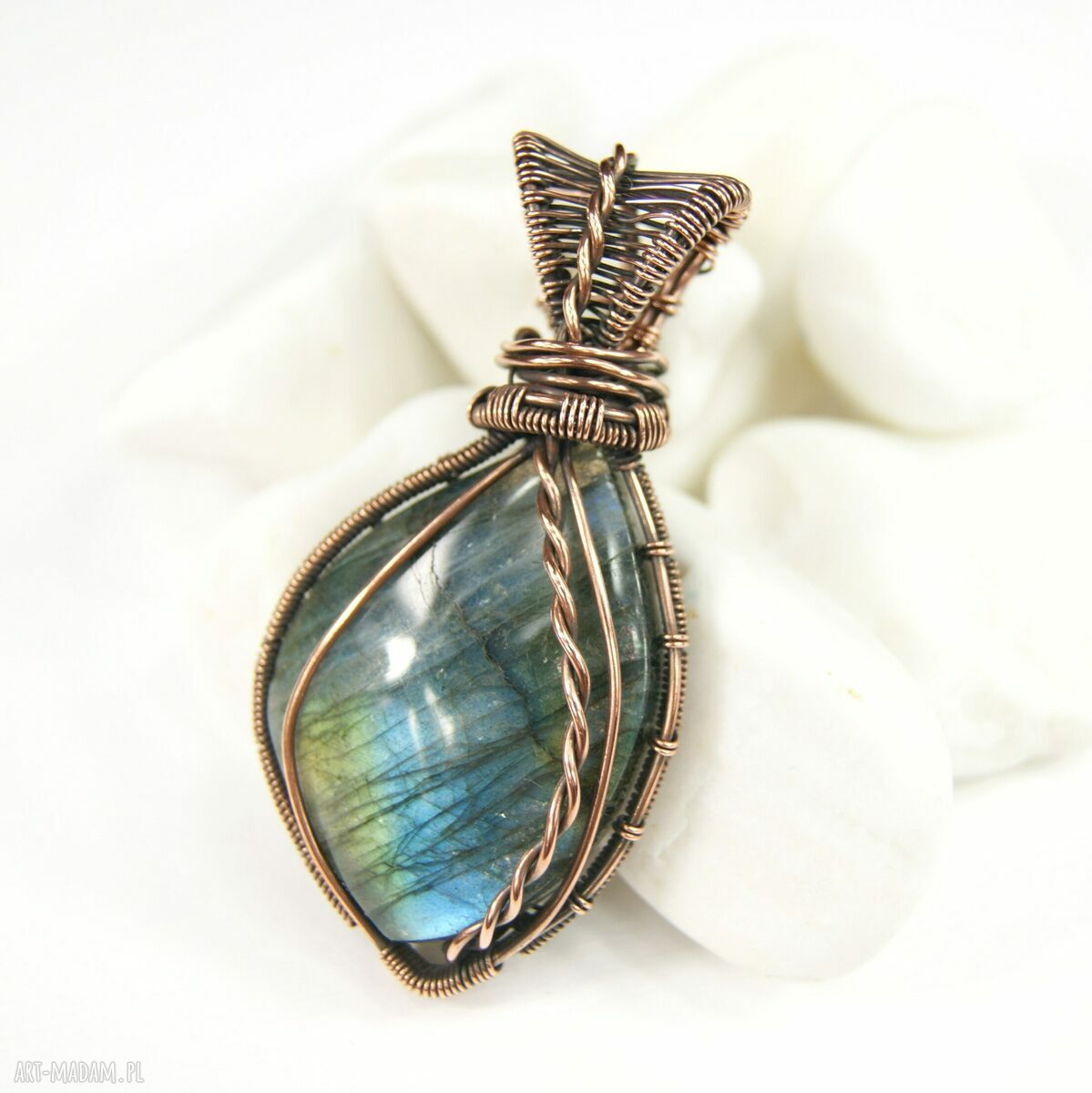 Wisiorek z labradorytem - wire wrapping, miedziana oprawa (ok. 5,5 cm)