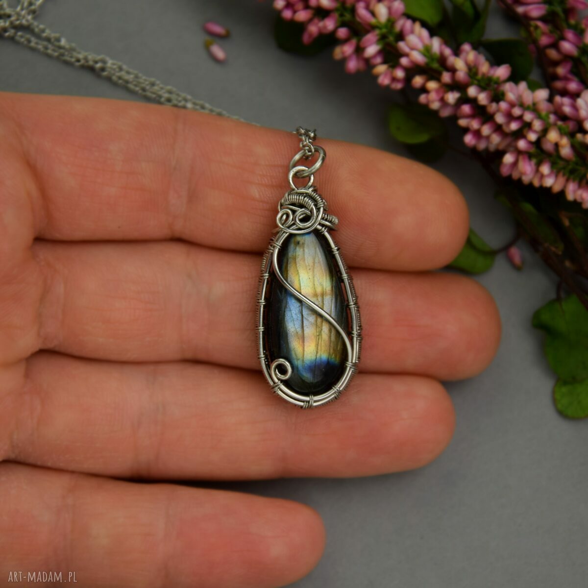 Wisiorek z labradorytem wire wrapping ze stali chirurgicznej - prezent dla niej