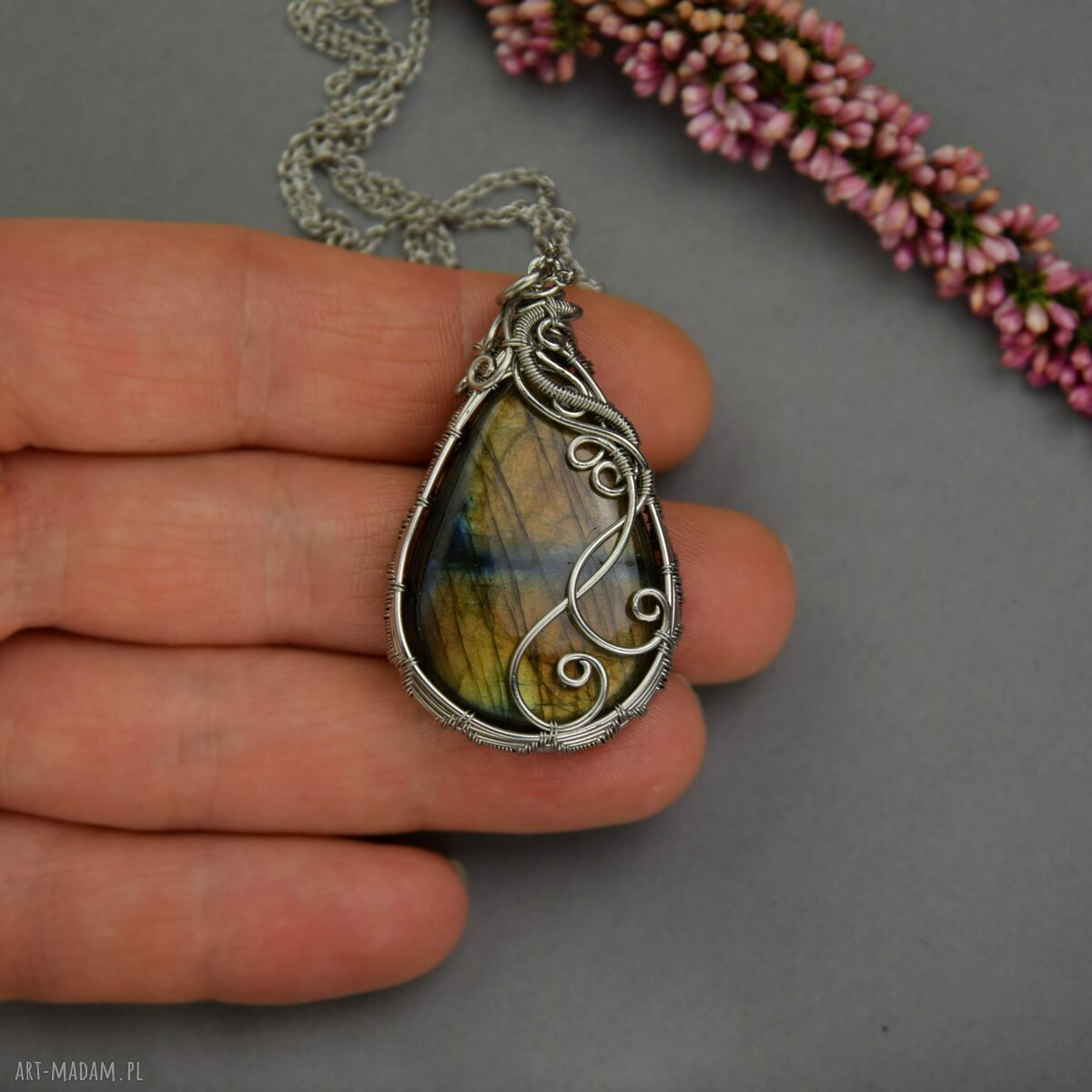 Wisiorek z labradorytem w wire wrapping ze stali chirurgicznej - prezent dla niej