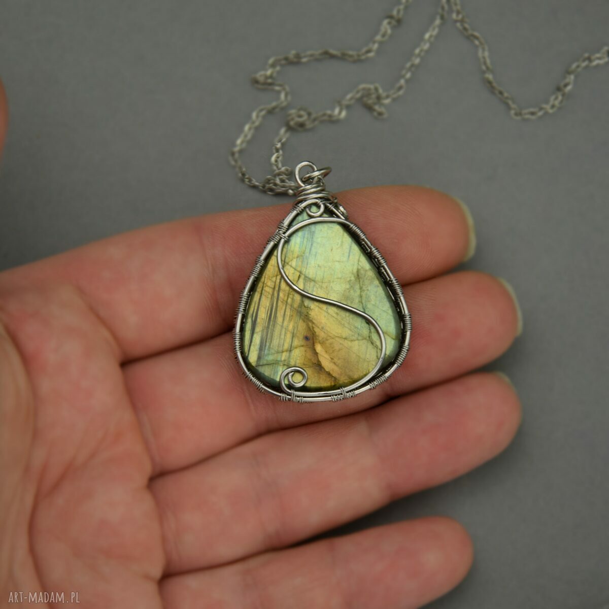 Wisiorek z labradorytem wire wrapping ze stali chirurgicznej
