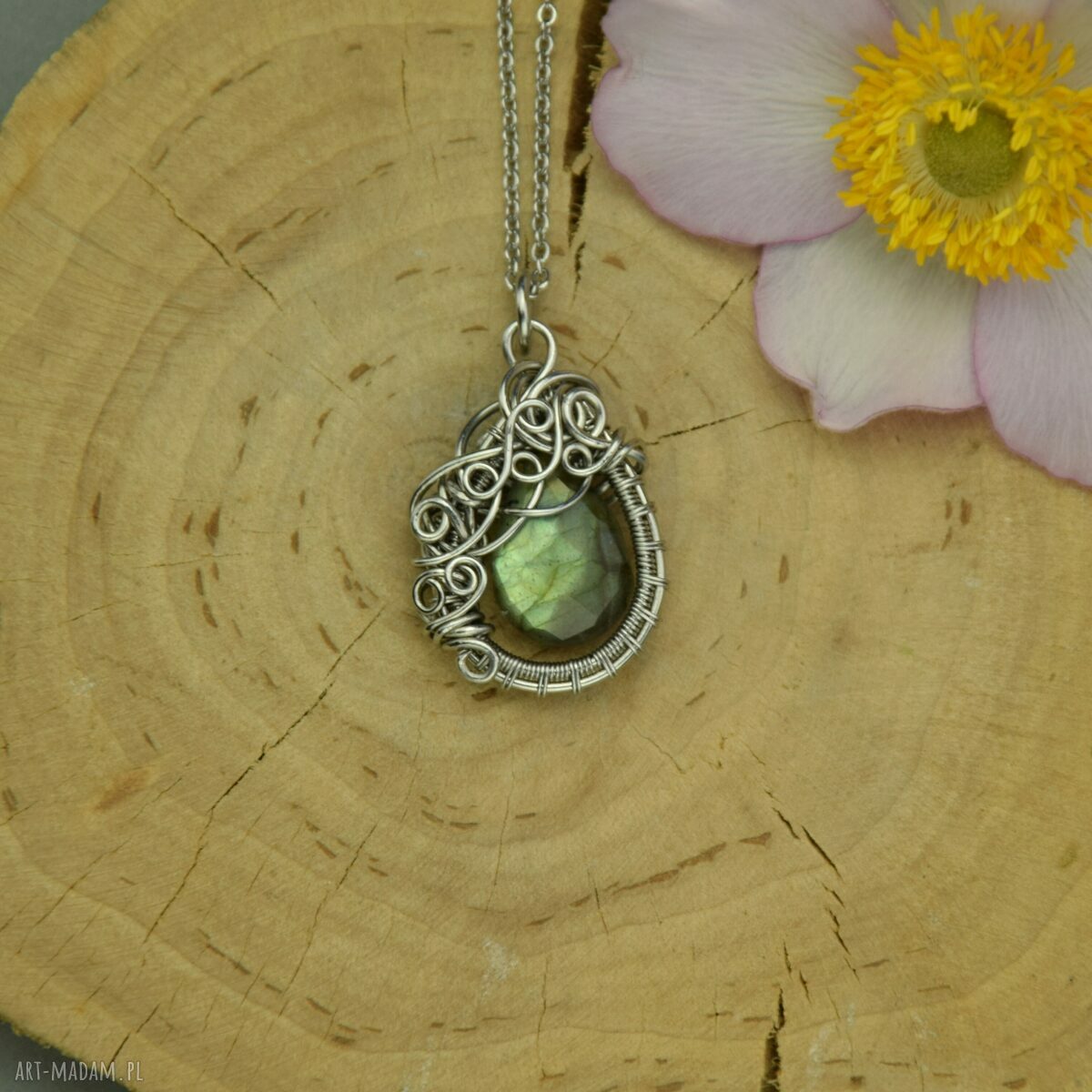 Wisiorek z labradorytem w technice wire wrapping - stal chirurgiczna