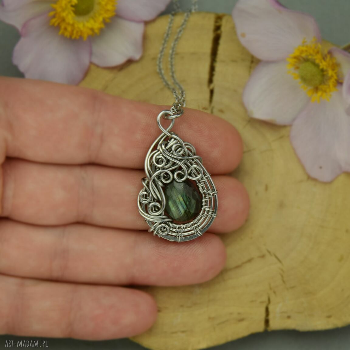 Ręcznie robiony wisiorek z labradorytem w technice wire wrapping