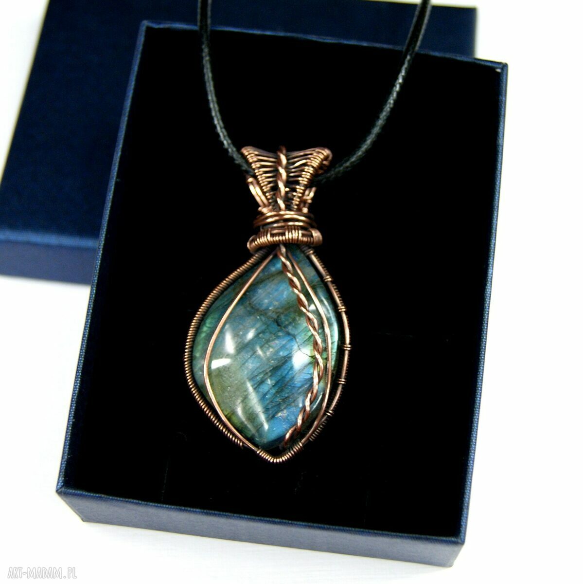 Wisiorek z labradorytem - wire wrapping, miedziana oprawa (ok. 5,5 cm)