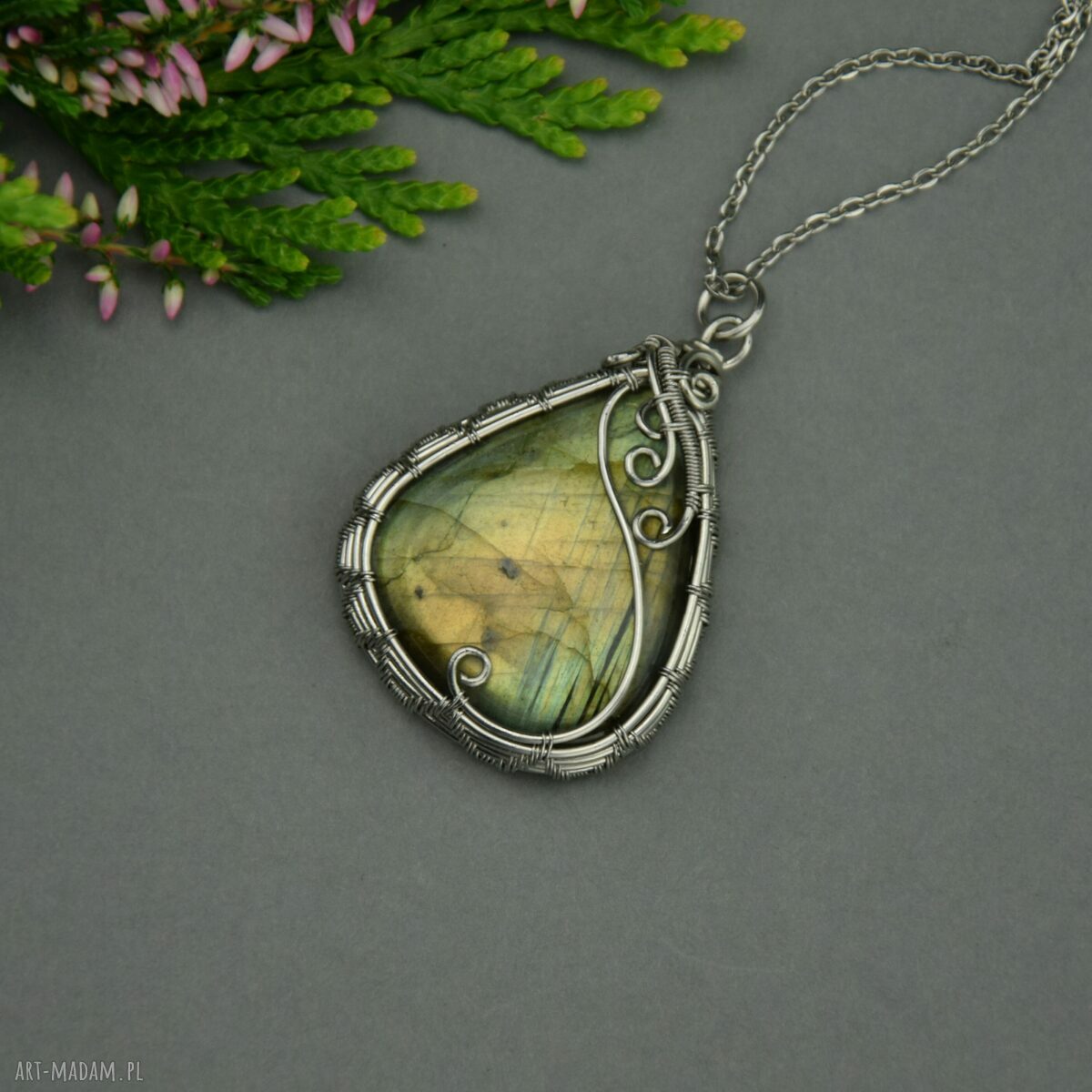 Wisiorek z labradorytem wire wrapping ze stali chirurgicznej