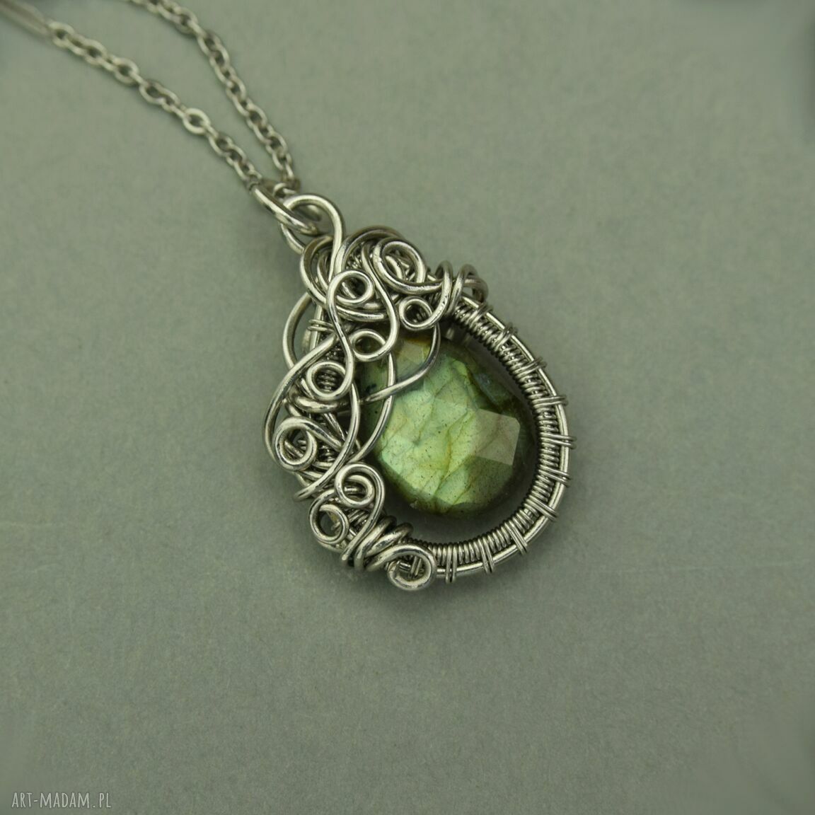 Wisiorek z labradorytem w technice wire wrapping - stal chirurgiczna
