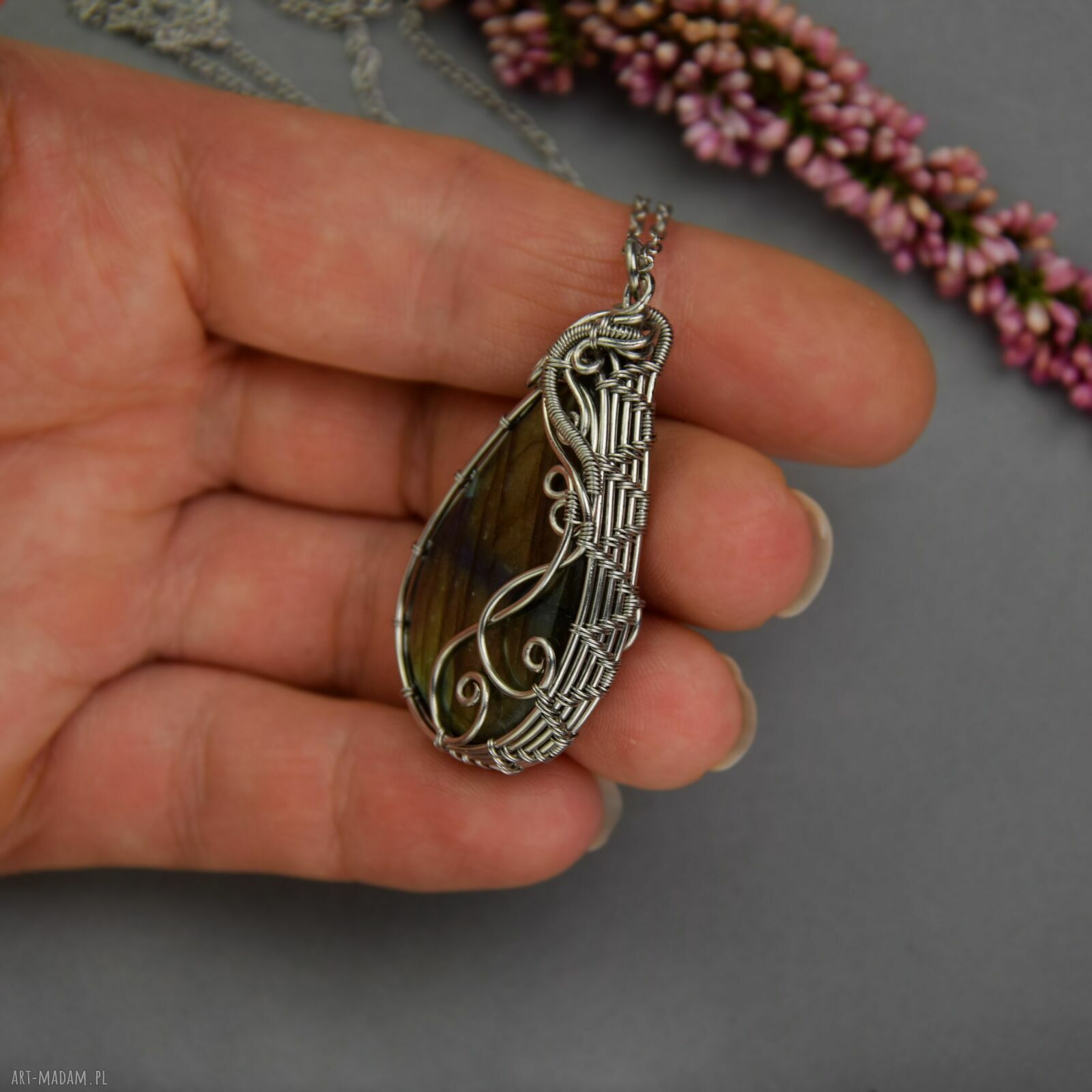 Wisiorek z labradorytem w wire wrapping ze stali chirurgicznej - prezent dla niej