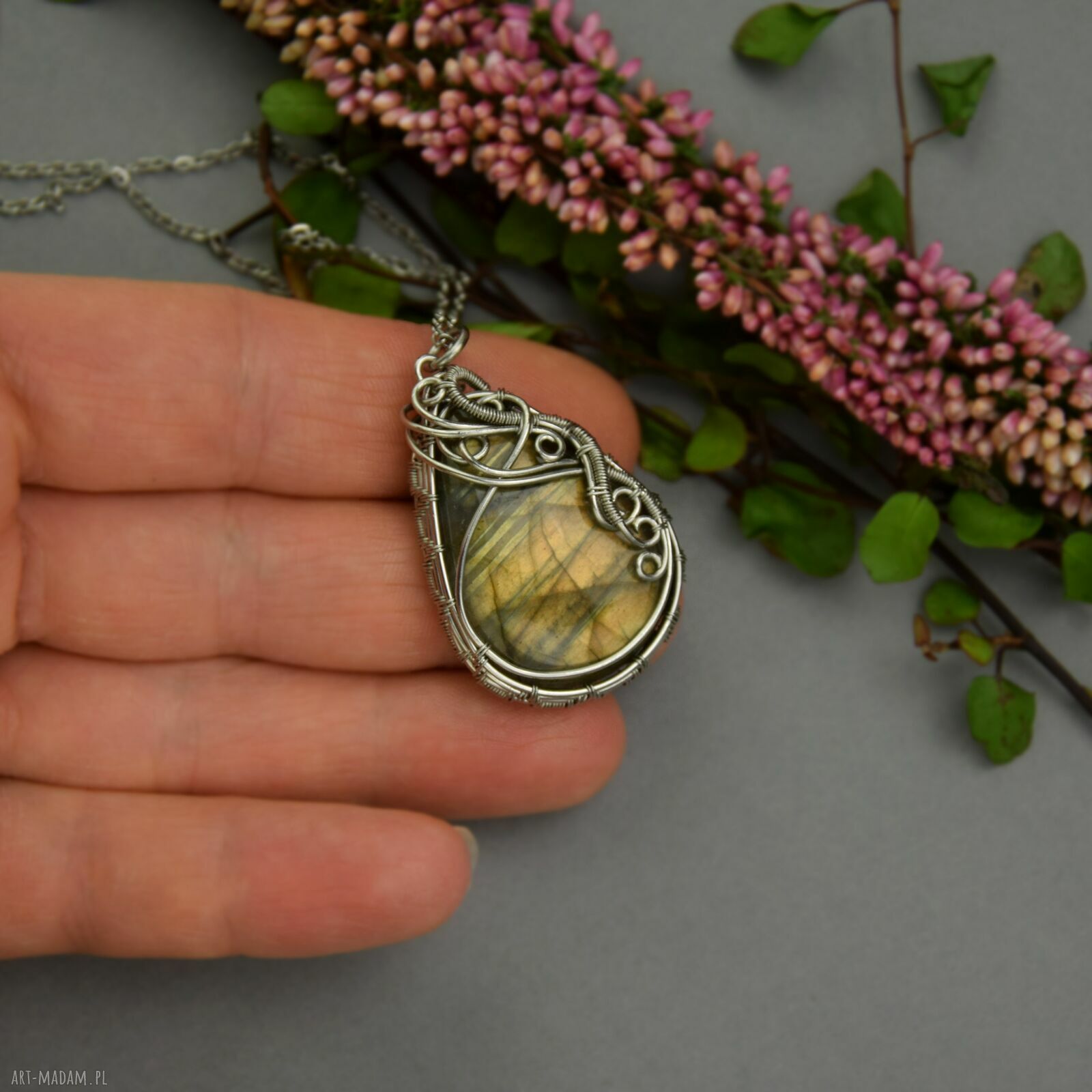 Wisiorek z labradorytem - wire wrap romantyczny prezent dla niej