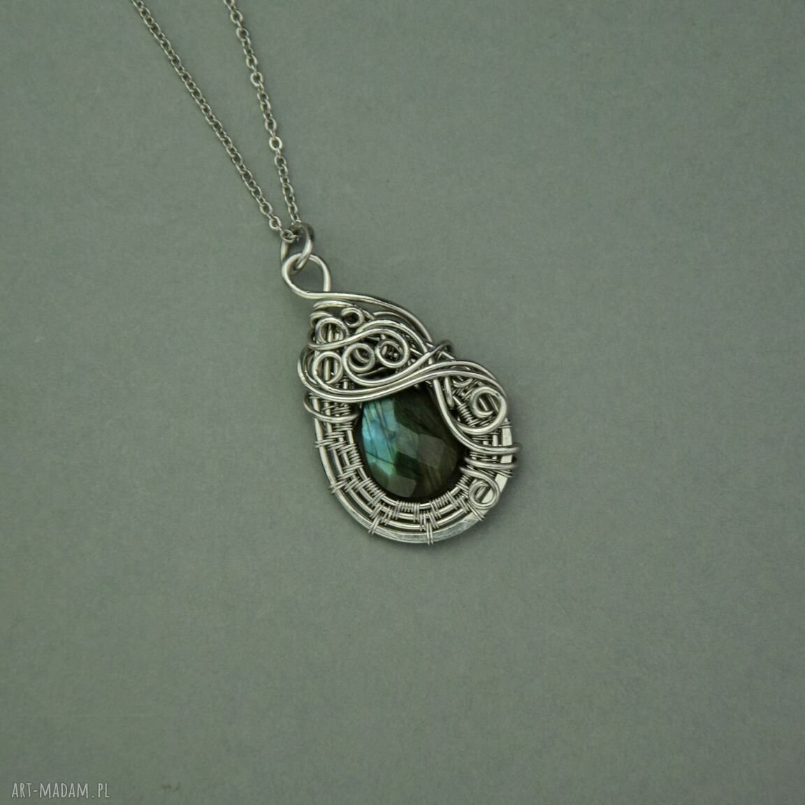 Ręcznie robiony wisiorek z labradorytem w technice wire wrapping