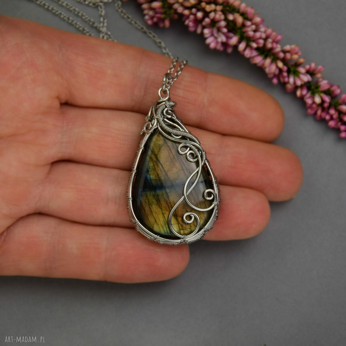 Wisiorek z labradorytem w wire wrapping ze stali chirurgicznej - prezent dla niej